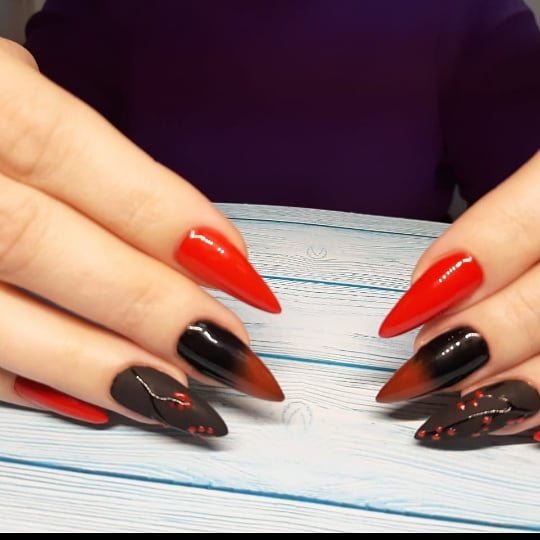 Маникюр с градиентом и рисунком в красном цвете на длинные ногти.