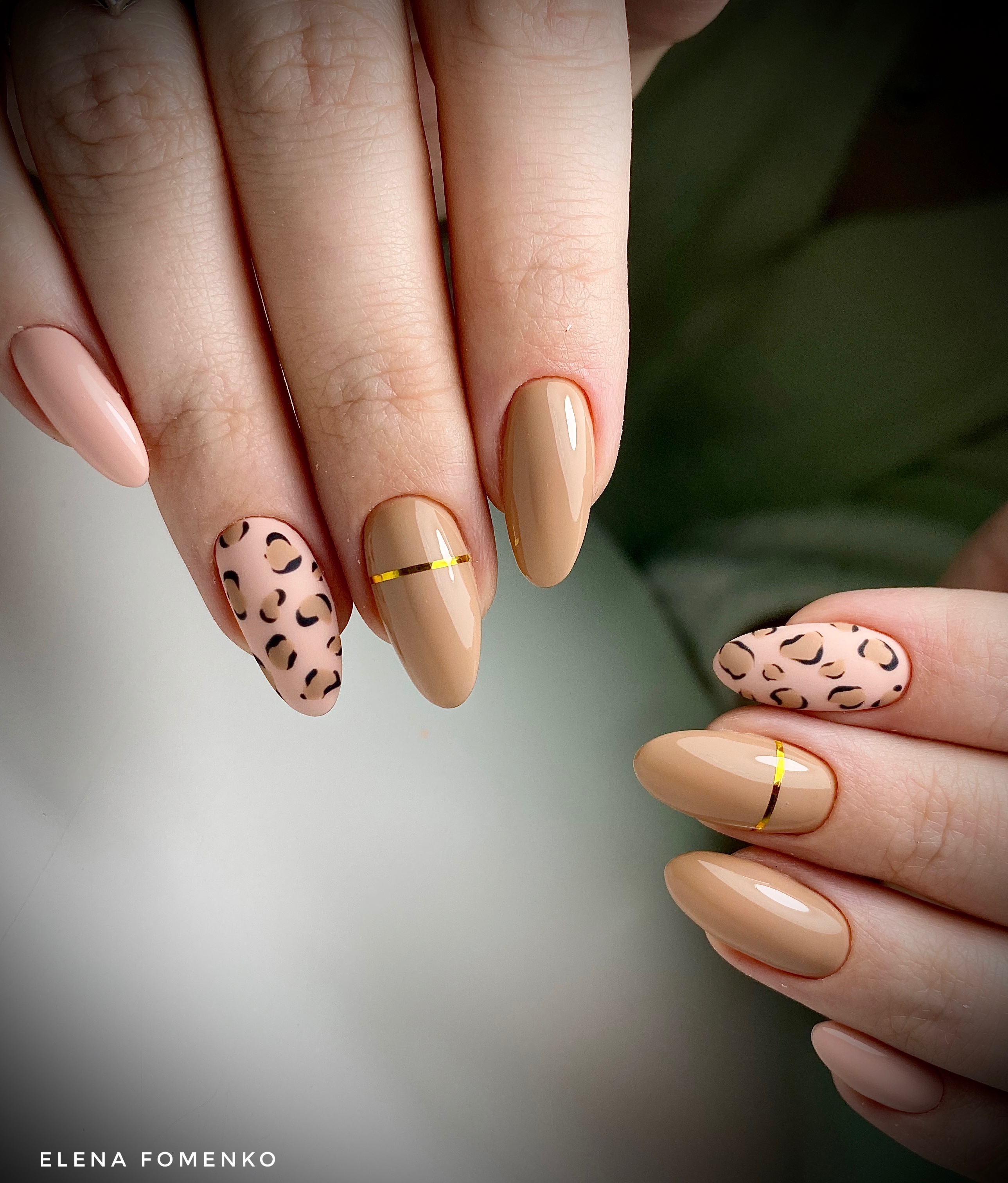 Маникюр с леопардовым принтом и золотыми полосками в бежевом цвете на длинные ногти.