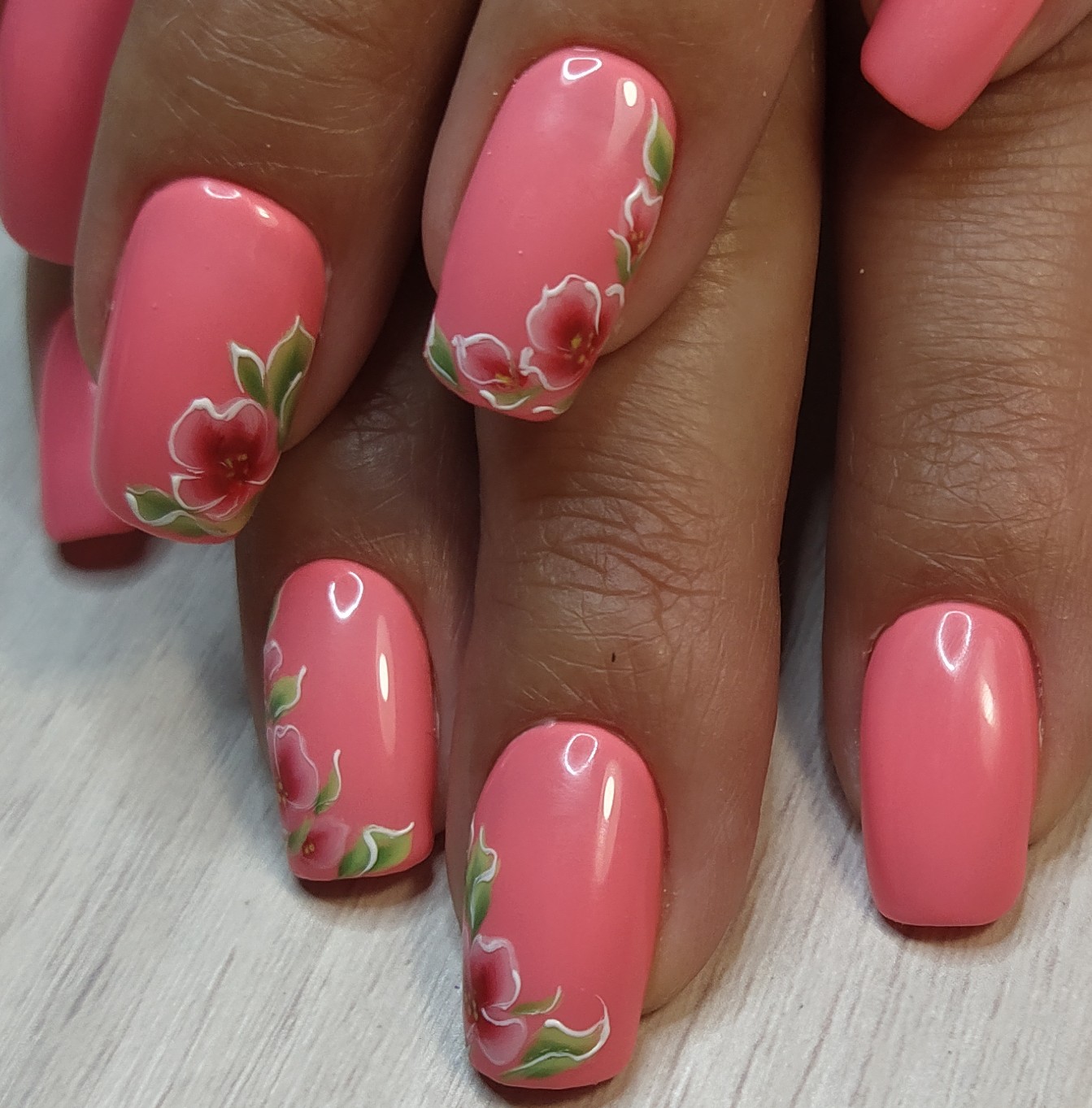 Маникюр с цветочным рисунком в розовом цвете на короткие ногти.