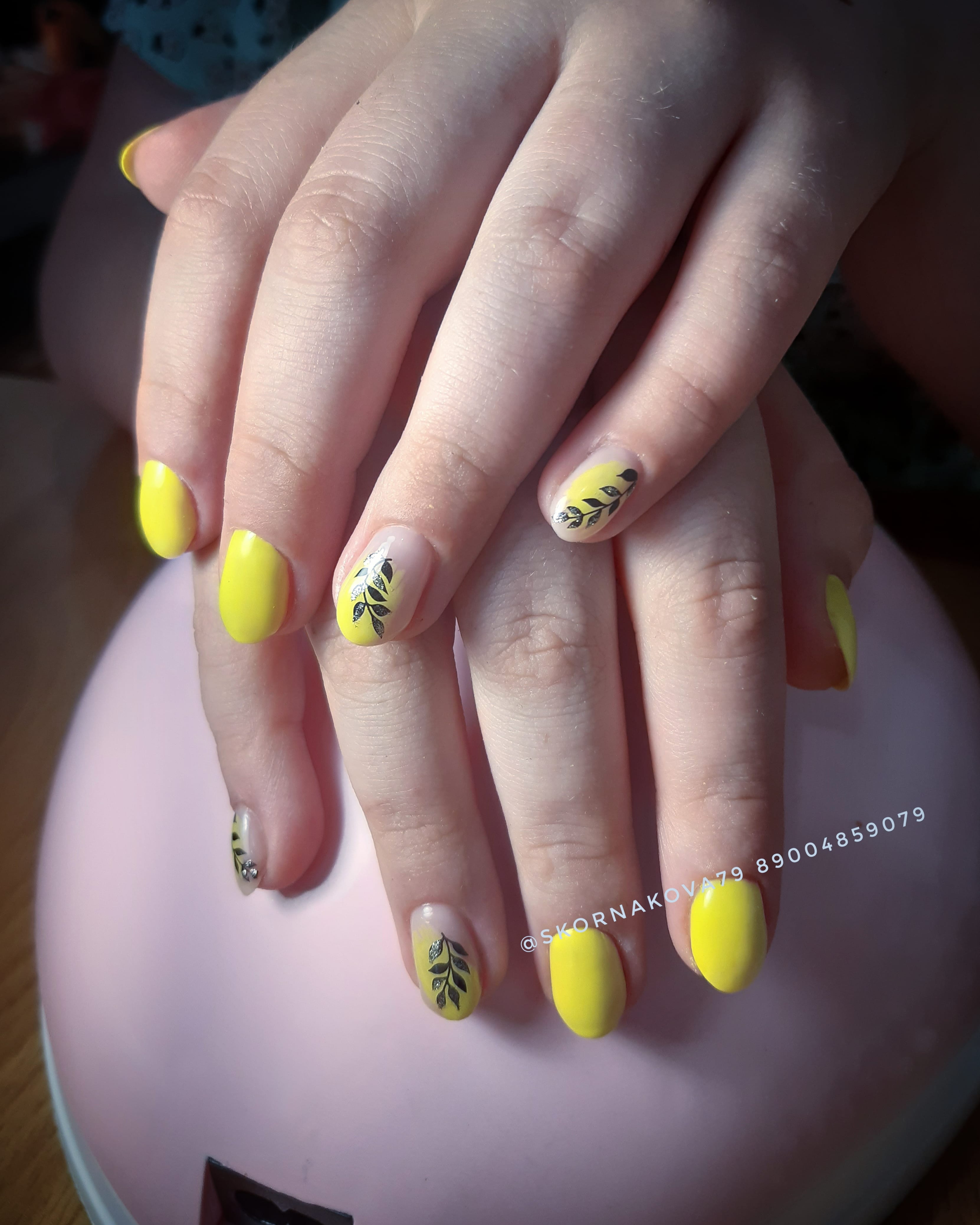 Маникюр с растительными слайдерами в желтом цвете на короткие ногти.