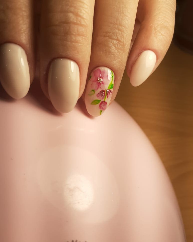 Маникюр с цветочным рисунком в бежевом цвете на короткие ногти.