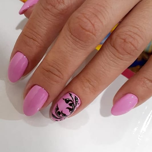 Маникюр с вензелями в розовом цвете на короткие ногти.