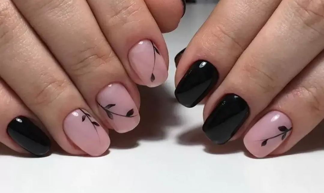 Маникюр с растительным рисунком в черном цвете на короткие ногти.
