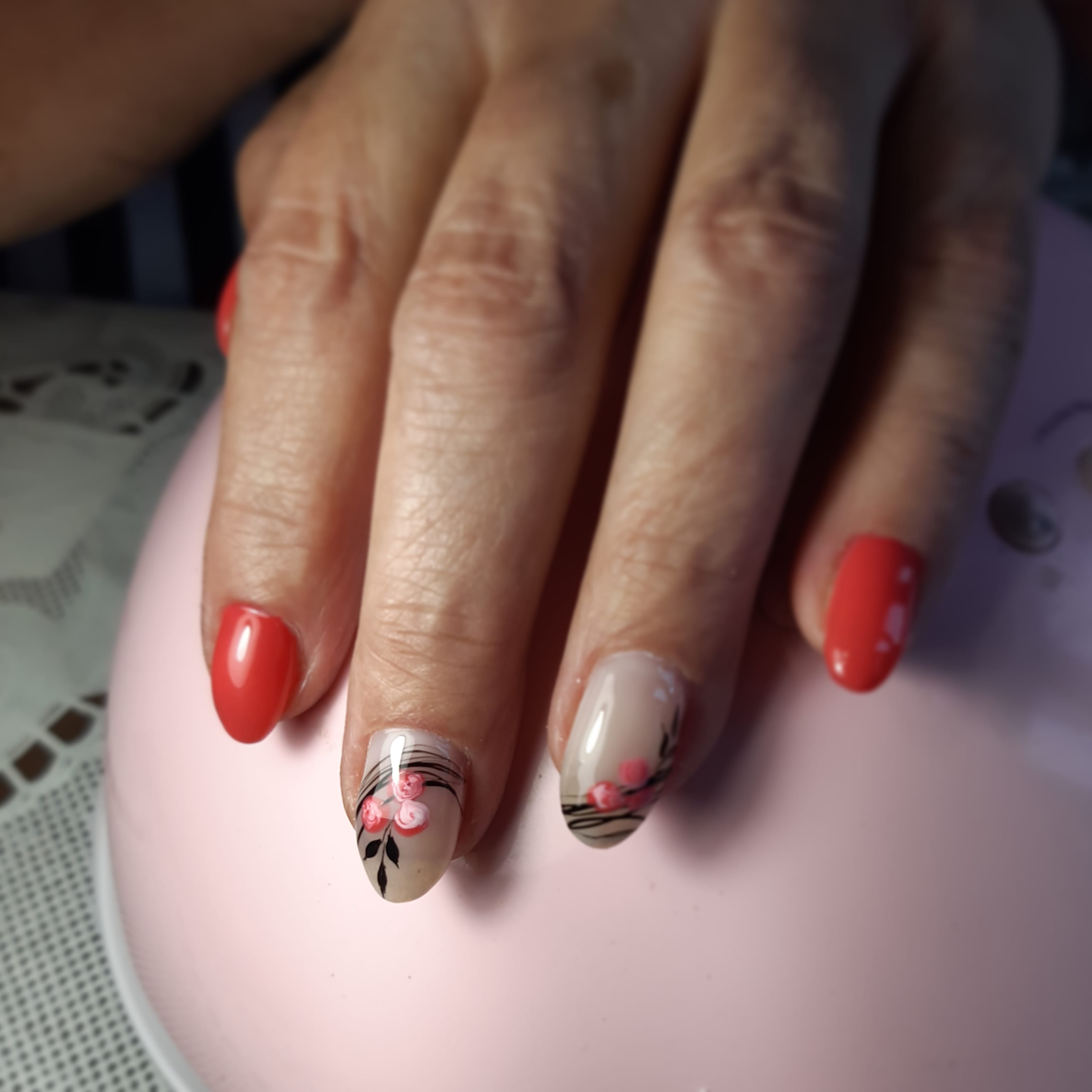 Маникюр с цветочным рисунком в красном цвете на короткие ногти.