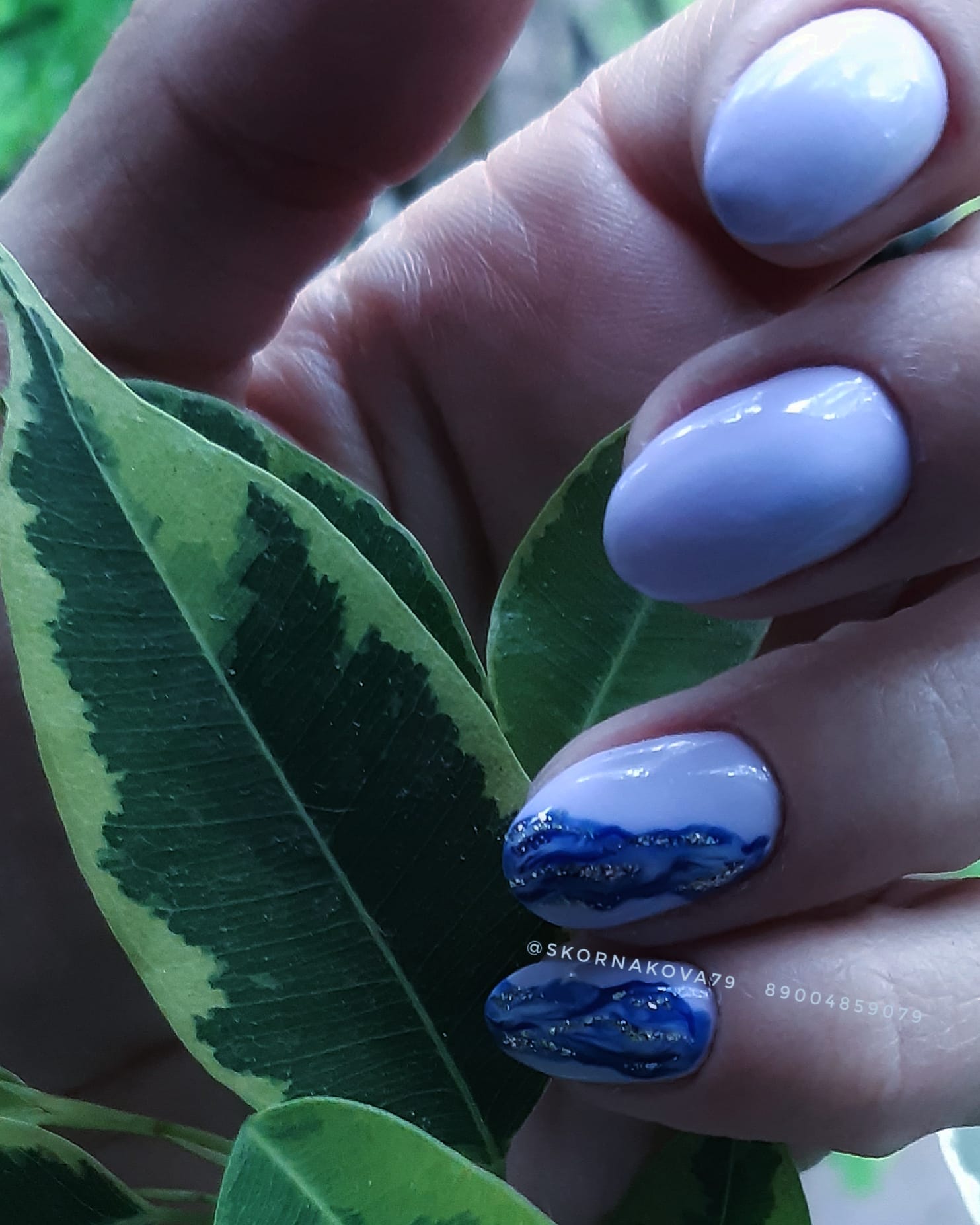 Маникюр с морским дизайном в голубом цвете на короткие ногти.