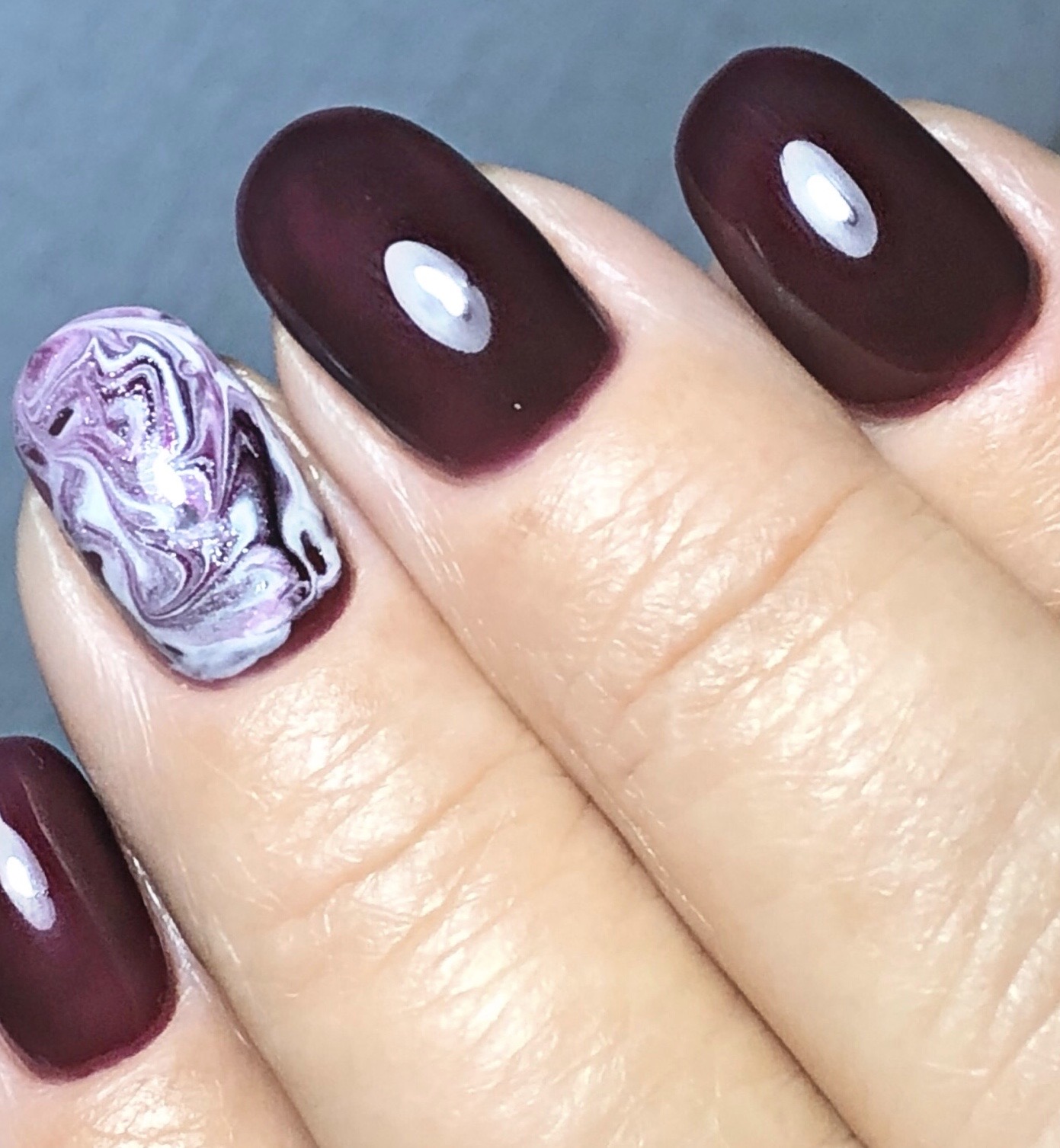 Маникюр с абстрактным рисунком в баклажановом цвете на короткие ногти.