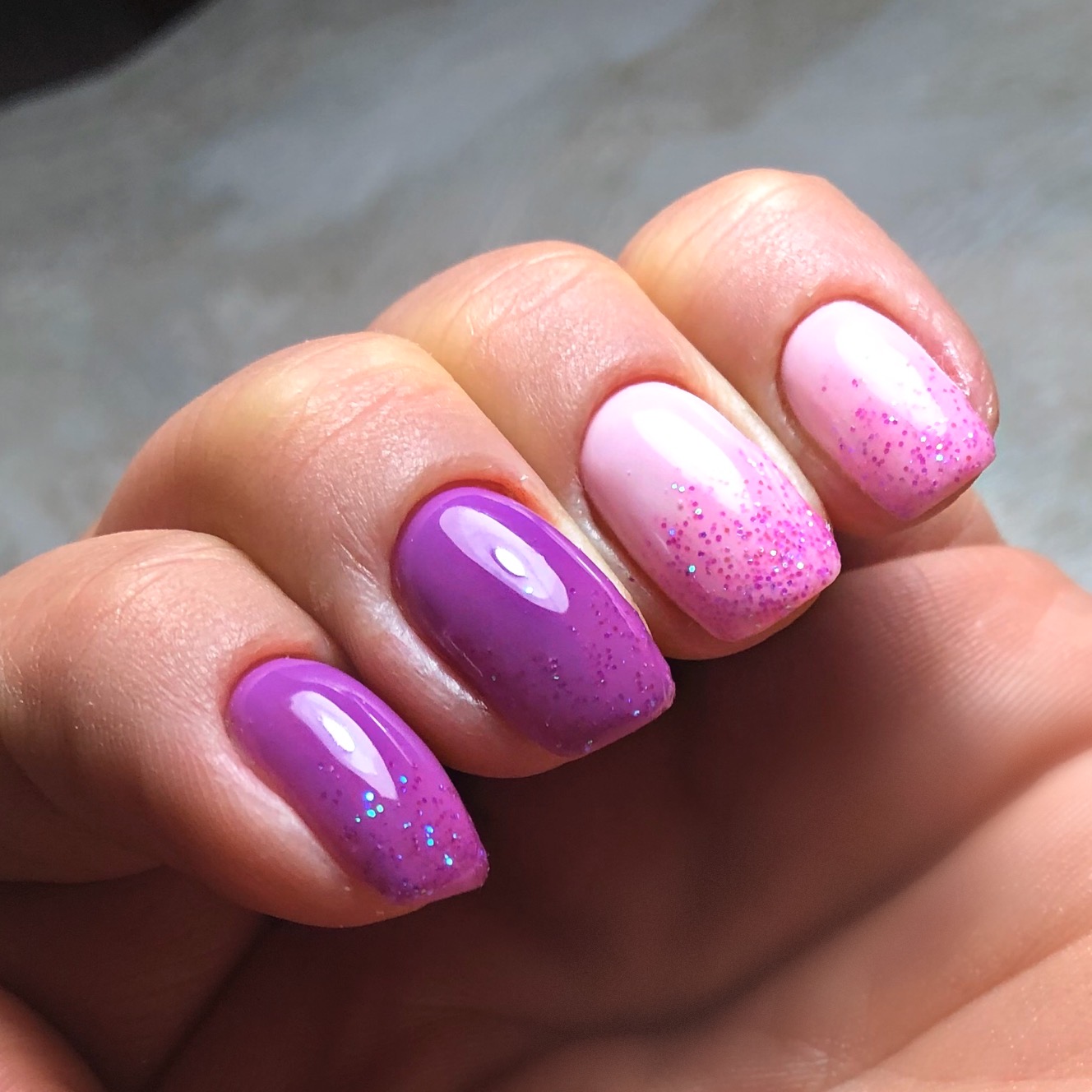 Маникюр с блестками в фиолетовом цвете на короткие ногти.
