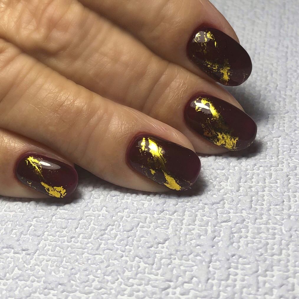 Маникюр с золотой фольгой в шоколадном цвете на короткие ногти.