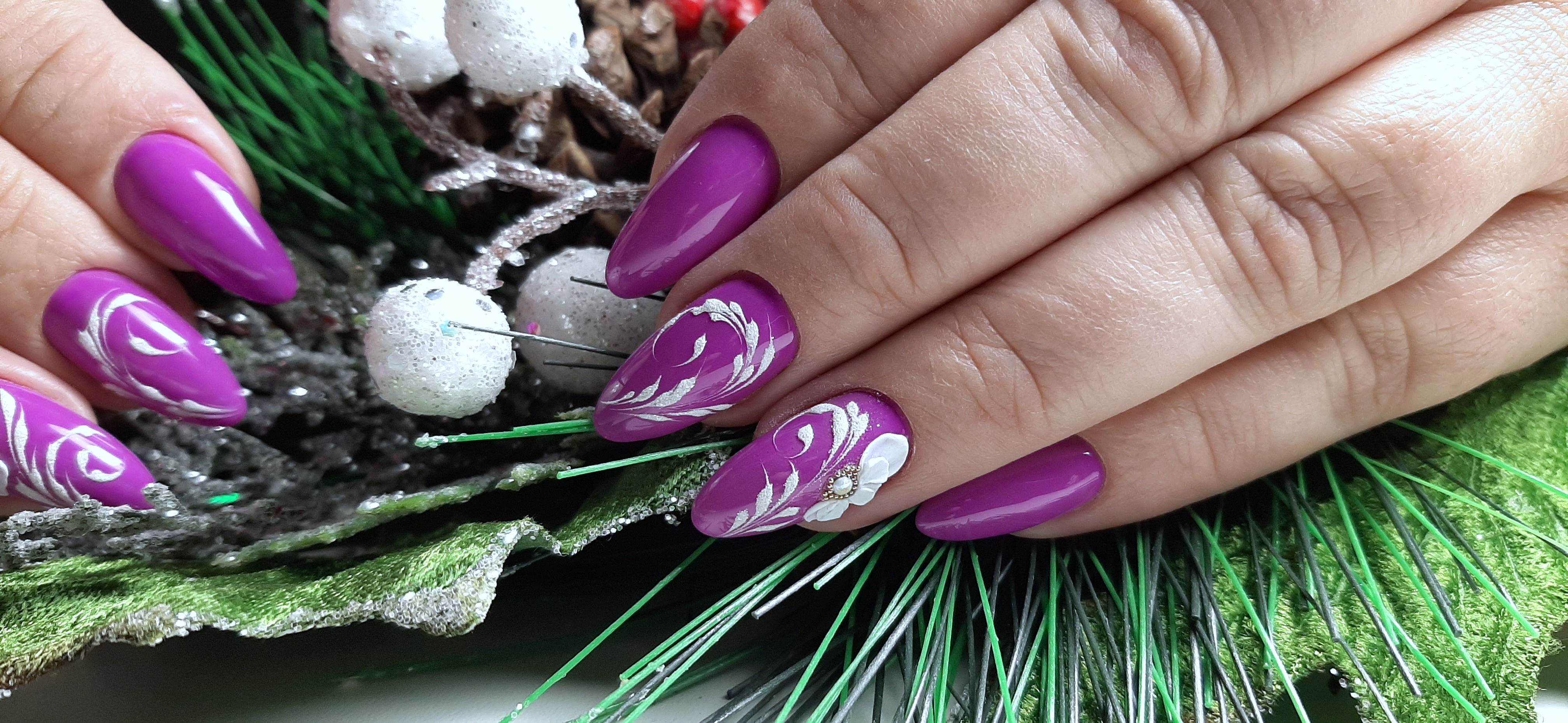 Маникюр в фиолетовом цвете с белыми вензелями и цветочной лепкой.