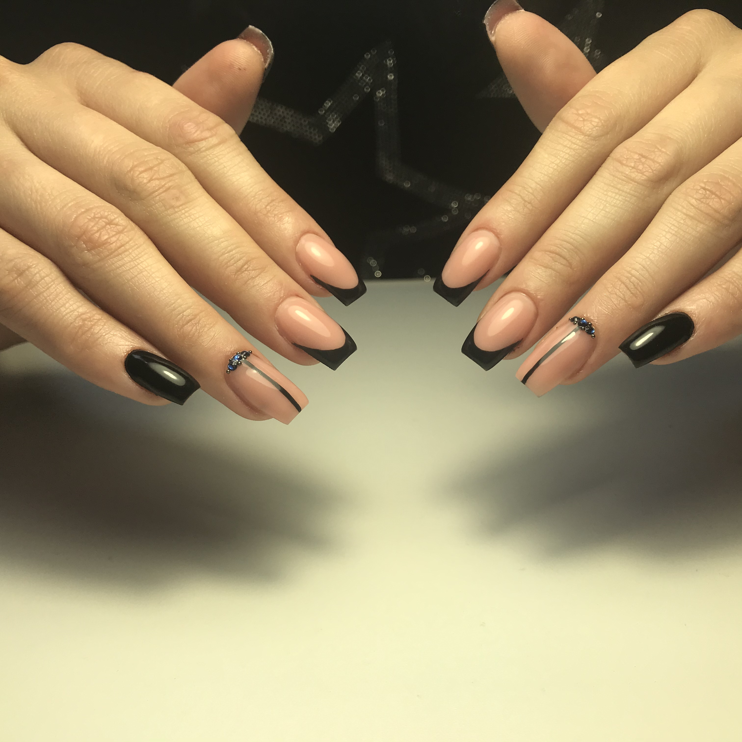 Французский маникюр с полосками и стразами в черном цвете на длинные ногти.