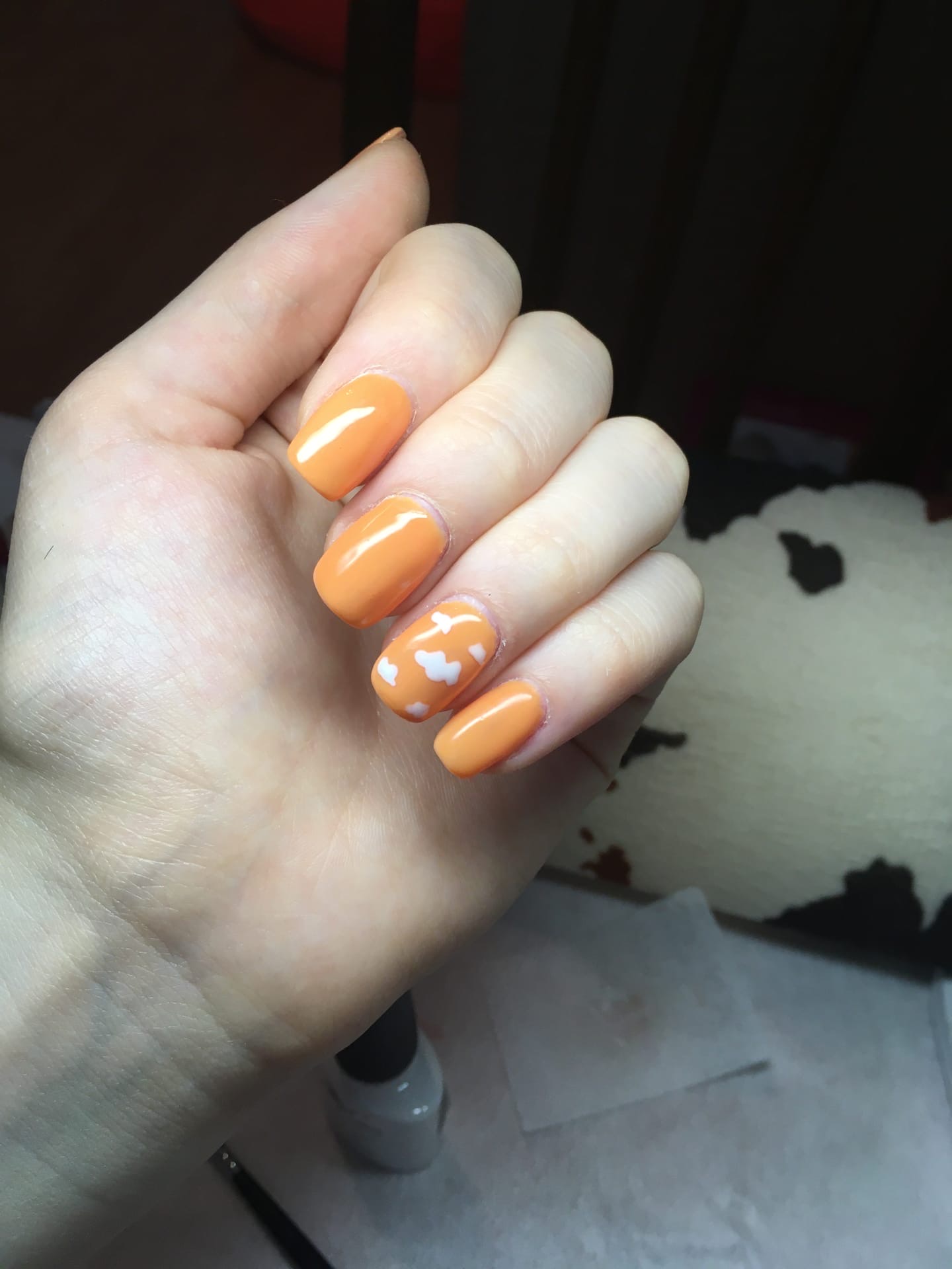 Маникюр с облаками в оранжевом цвете на короткие ногти.