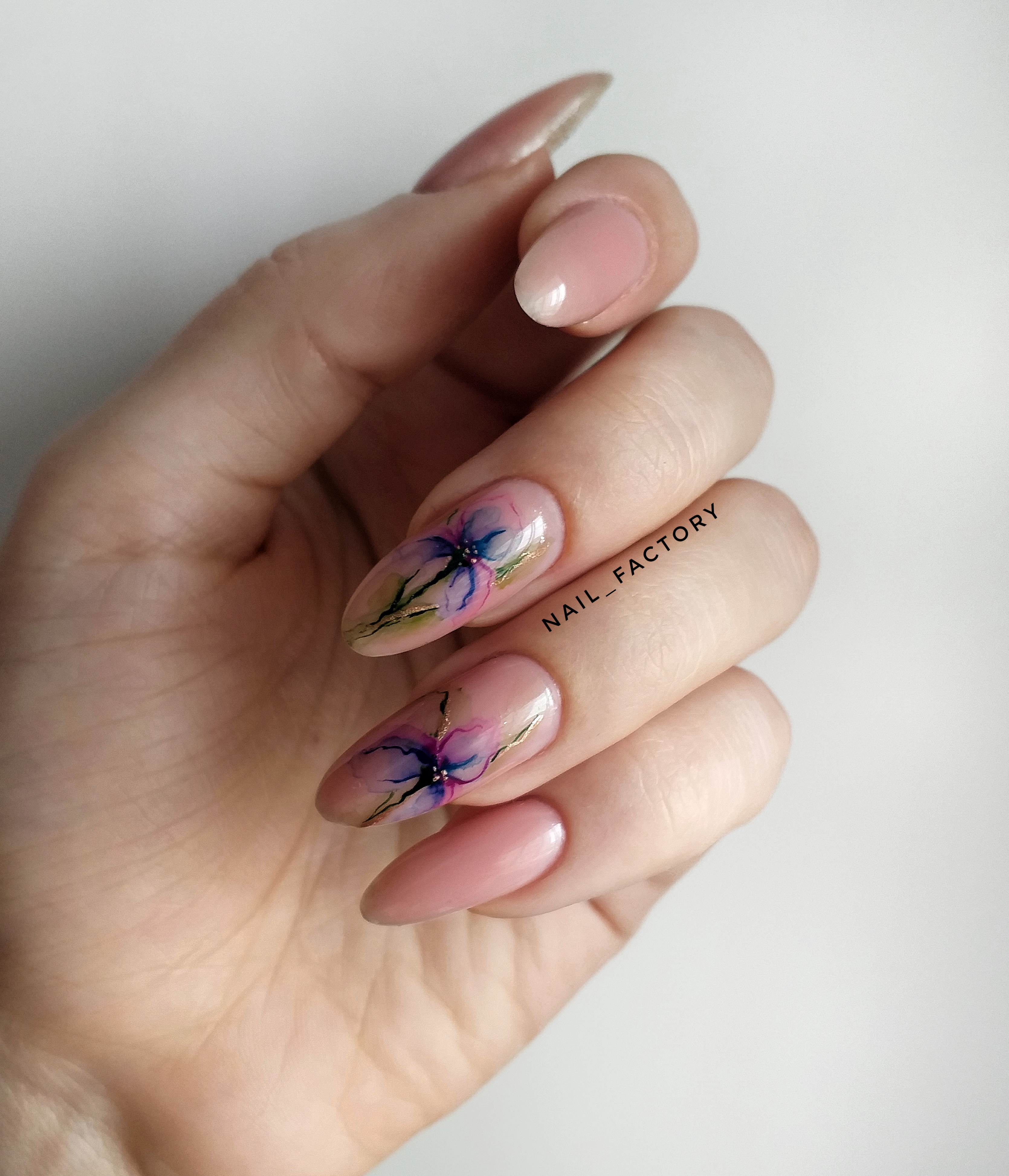 Нюдовый маникюр с акварельным цветочным рисунком на длинные ногти.