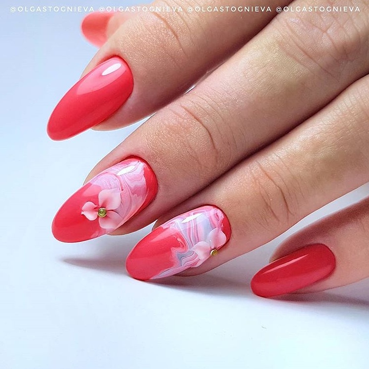 Маникюр с цветочным рисунком в красном цвете на длинные ногти.