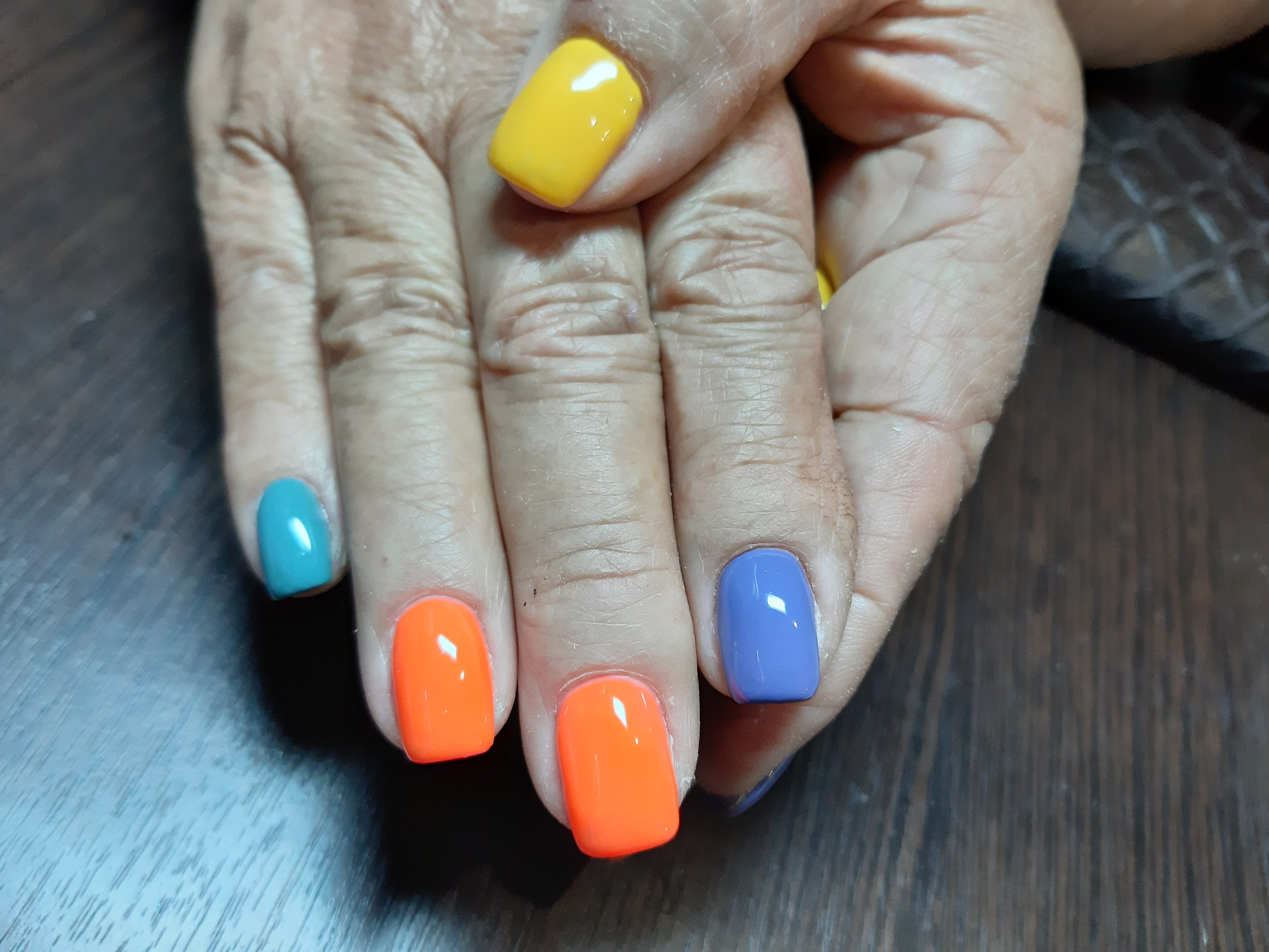 Разноцветный однотонный маникюр на короткие ногти.