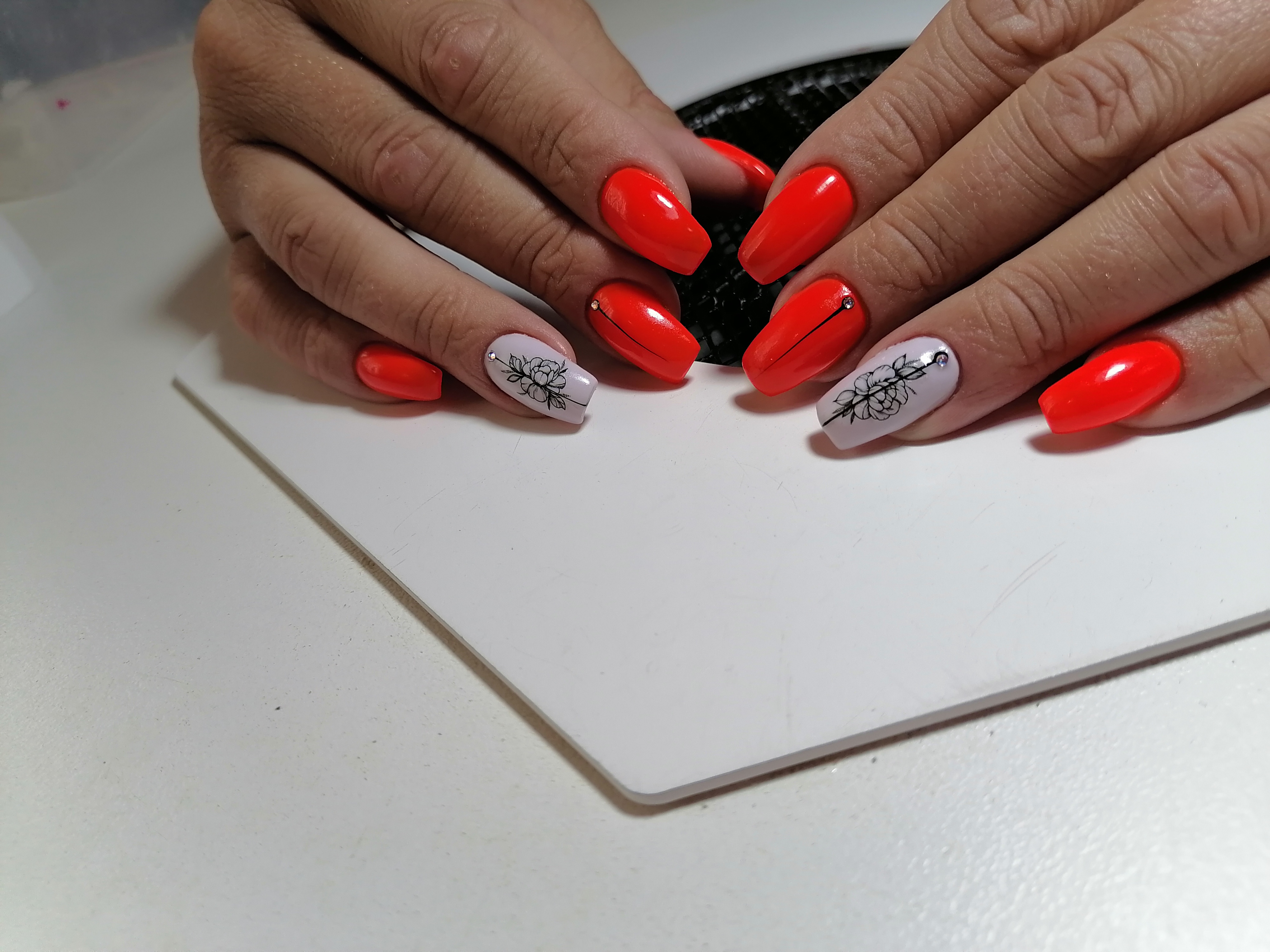 Маникюр со слайдерами в красном цвете на длинные ногти.
