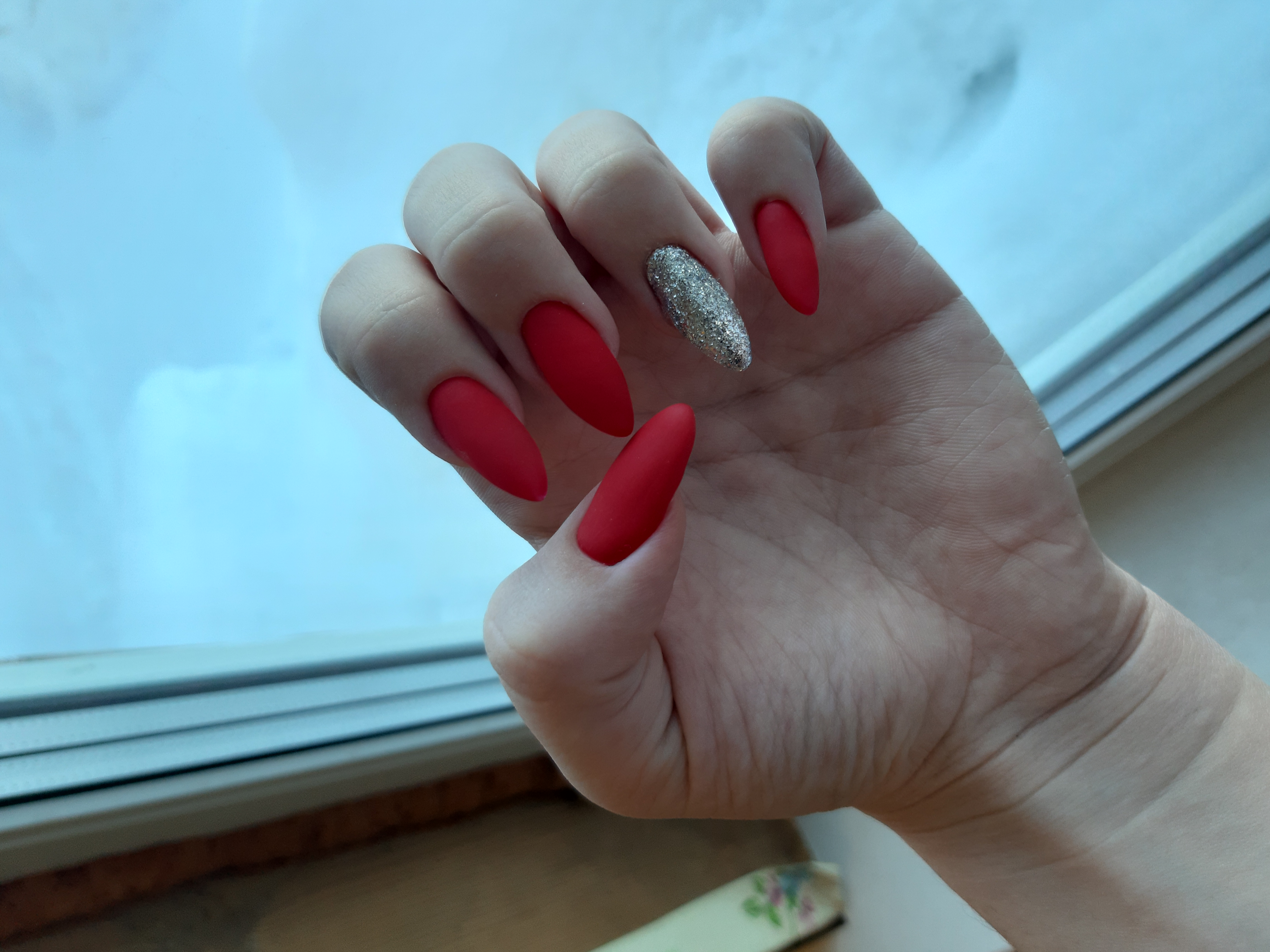 Красный цвет, с блестящим безыменям пальчиком