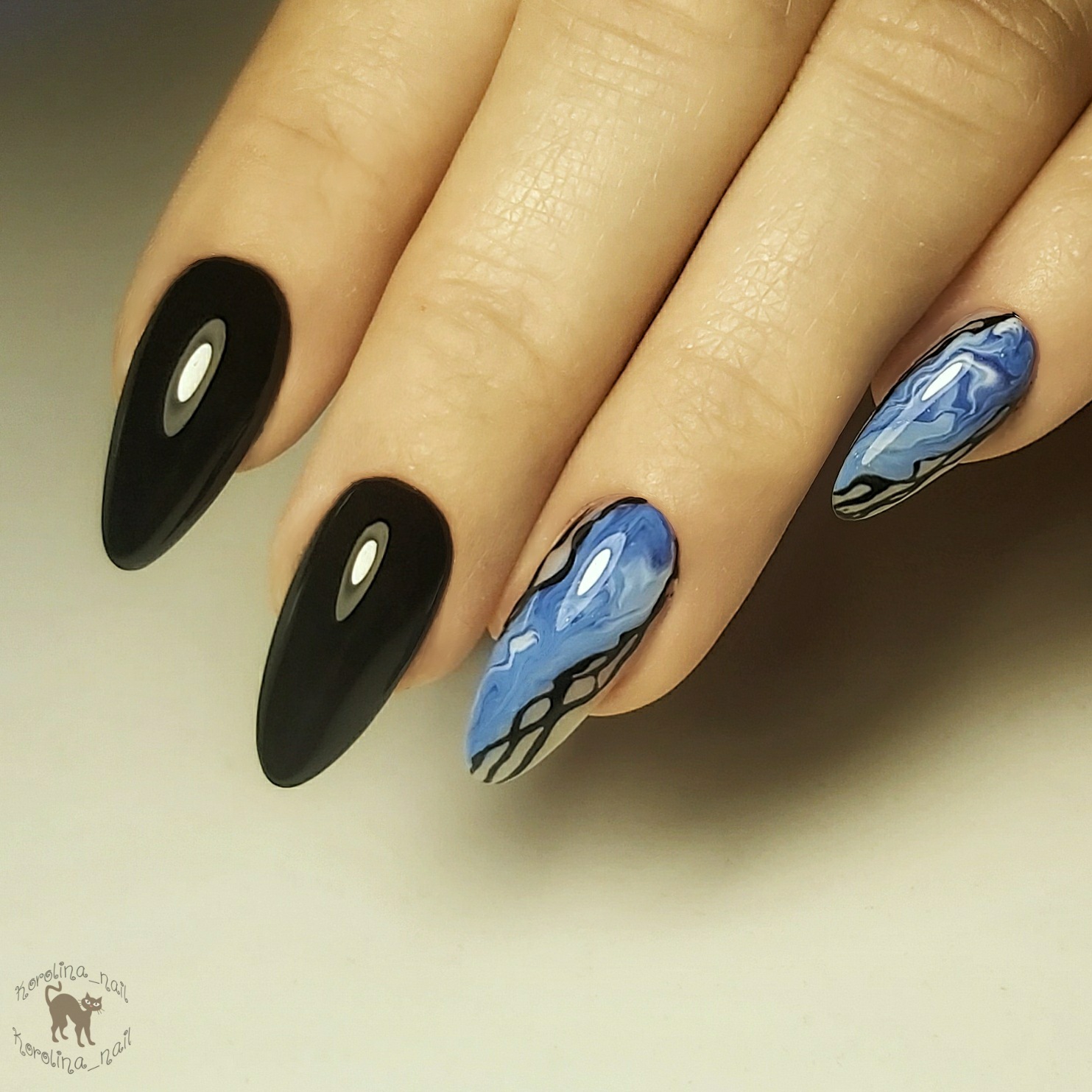 Маникюр с морским дизайном в черном цвете на длинные ногти.