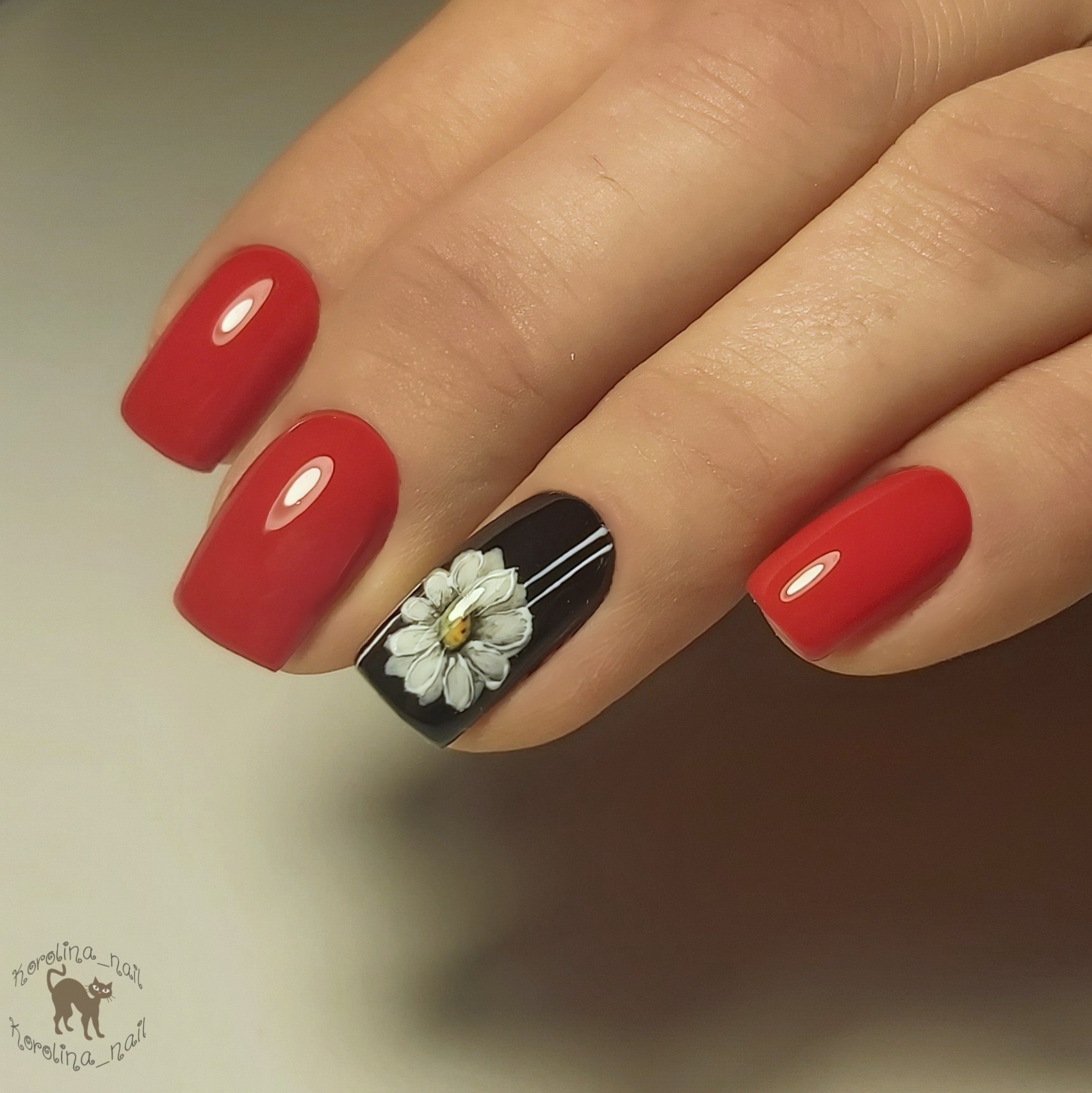 Маникюр с цветочным рисунком в красном цвете на короткие ногти.