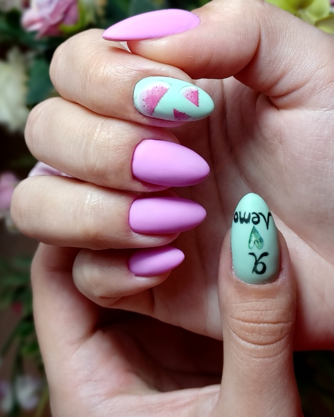 Матовый маникюр с арбузом и надписями в розовом цвете на длинные ногти.