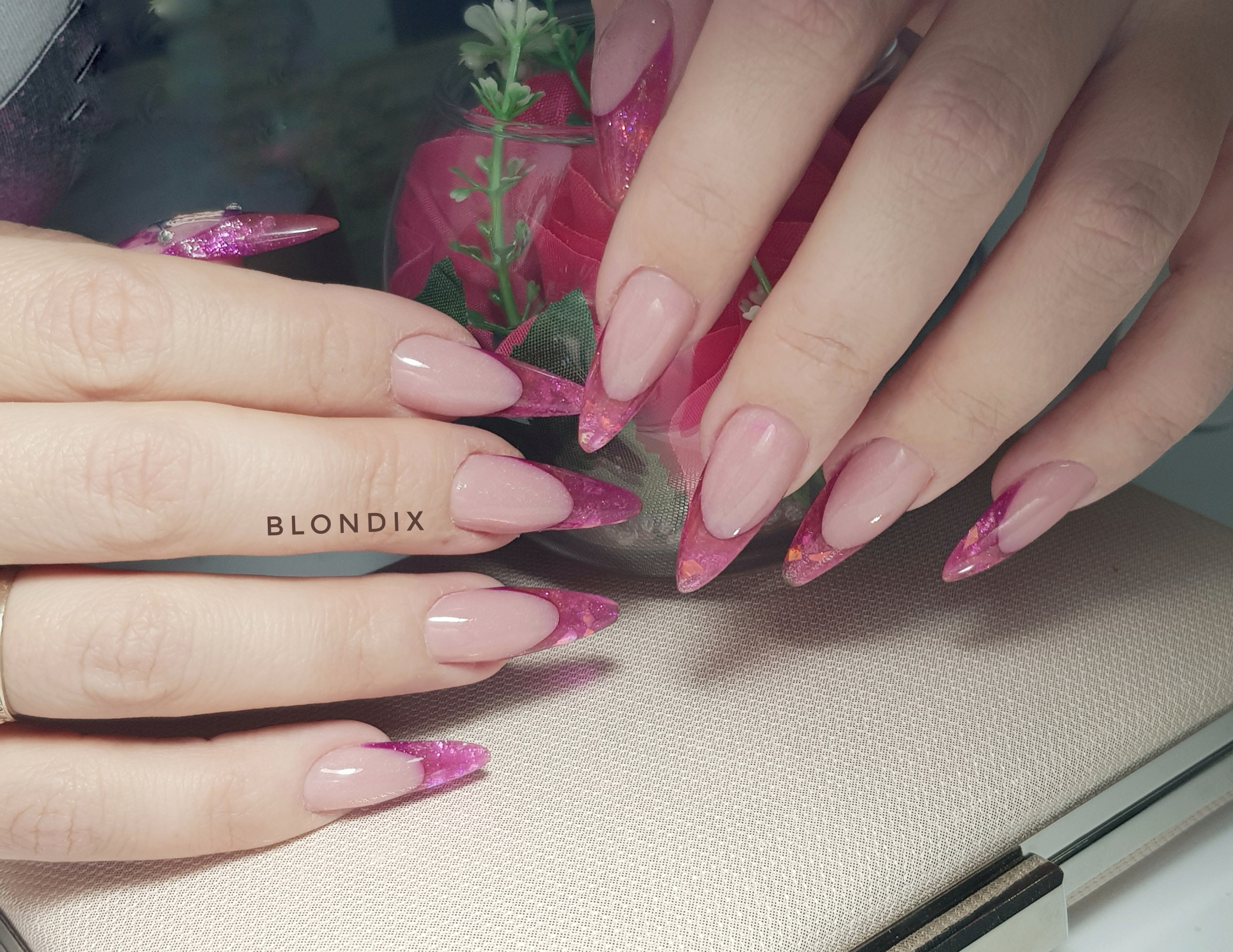 Выкладной френч в розовом цвете на длинные ногти.