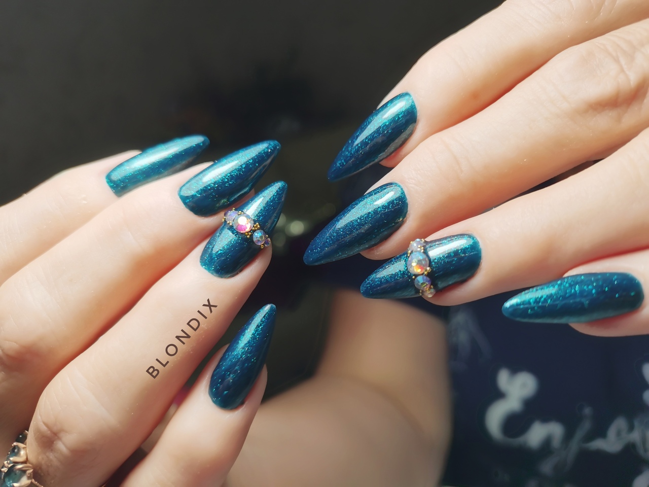 Маникюр с блестками и стразами в синем цвете на длинные ногти.