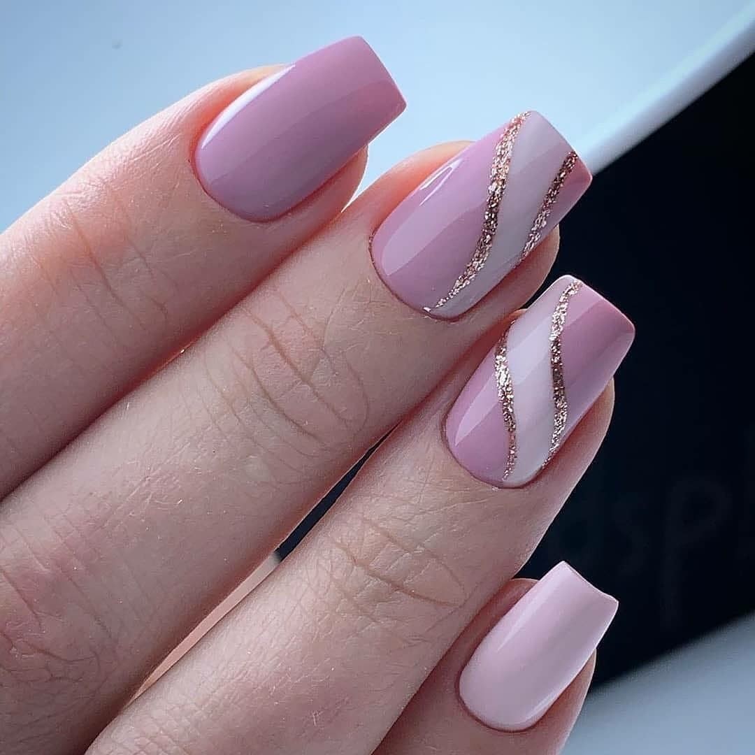 Маникюр с золотыми блестками в розовом цвете на длинные ногти.