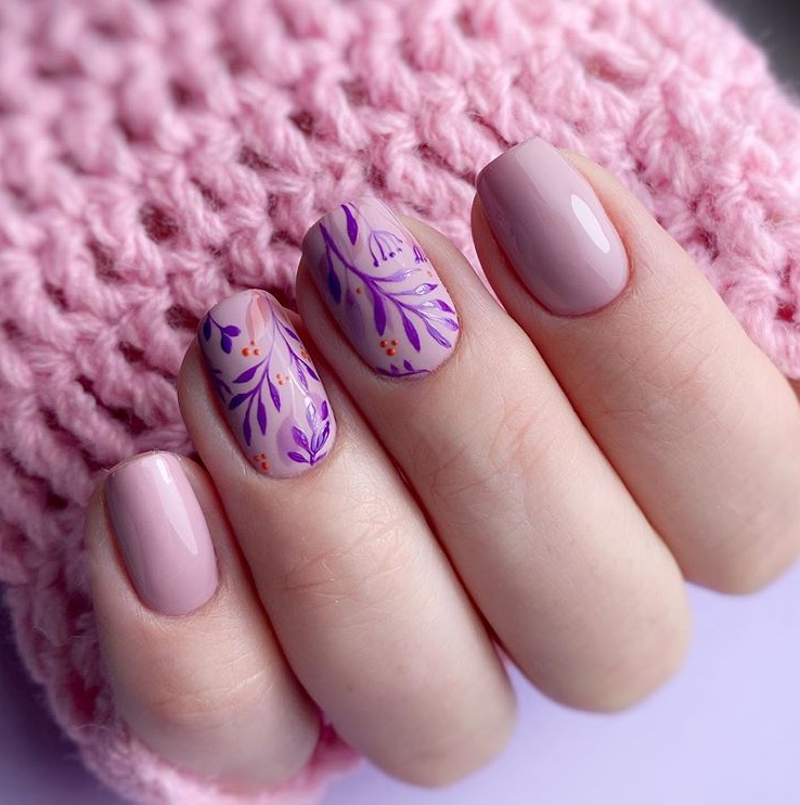 Маникюр с растительным рисунком в розовом цвете на короткие ногти.