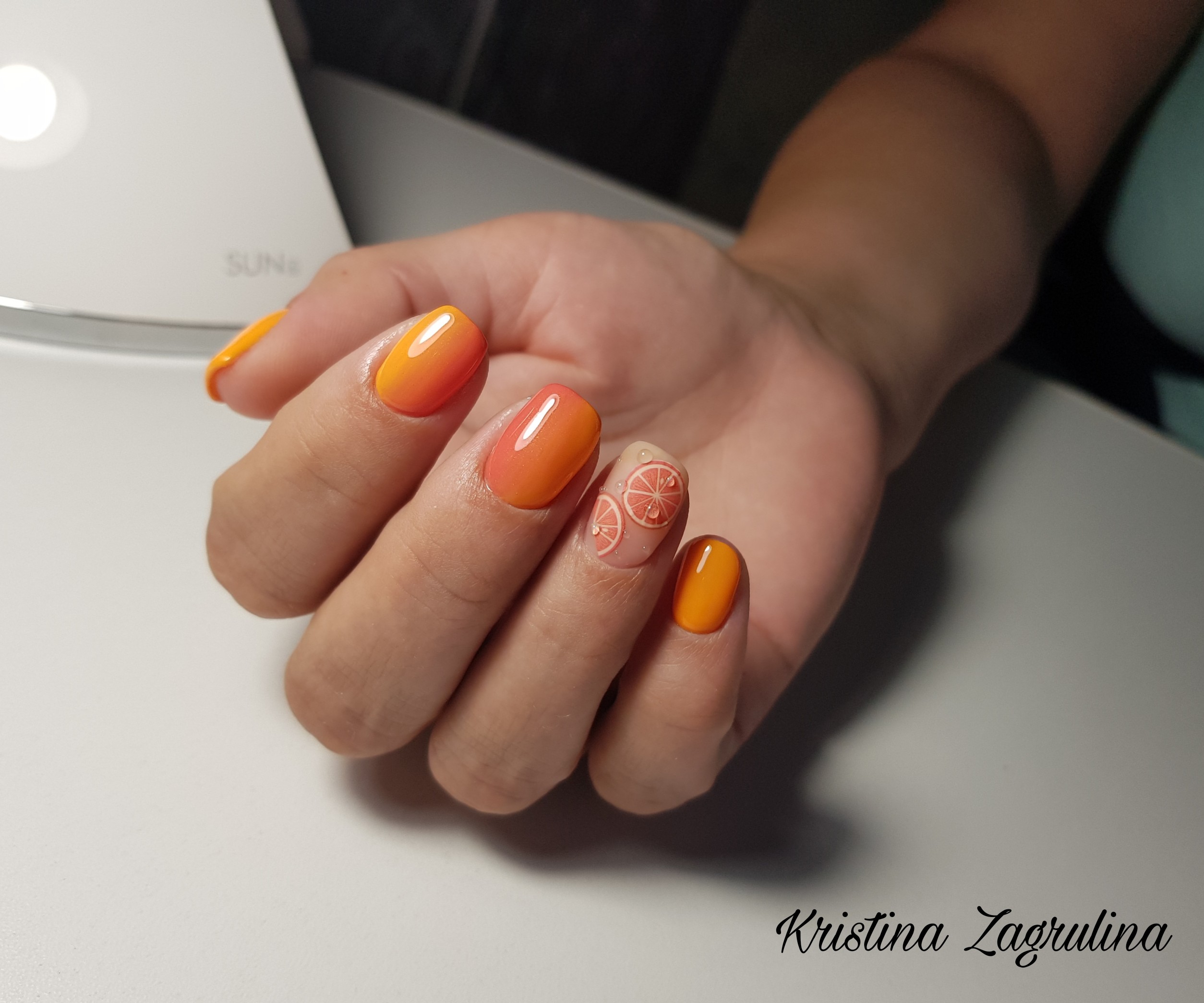 Маникюр с фруктовым рисунком в оранжевом цвете.