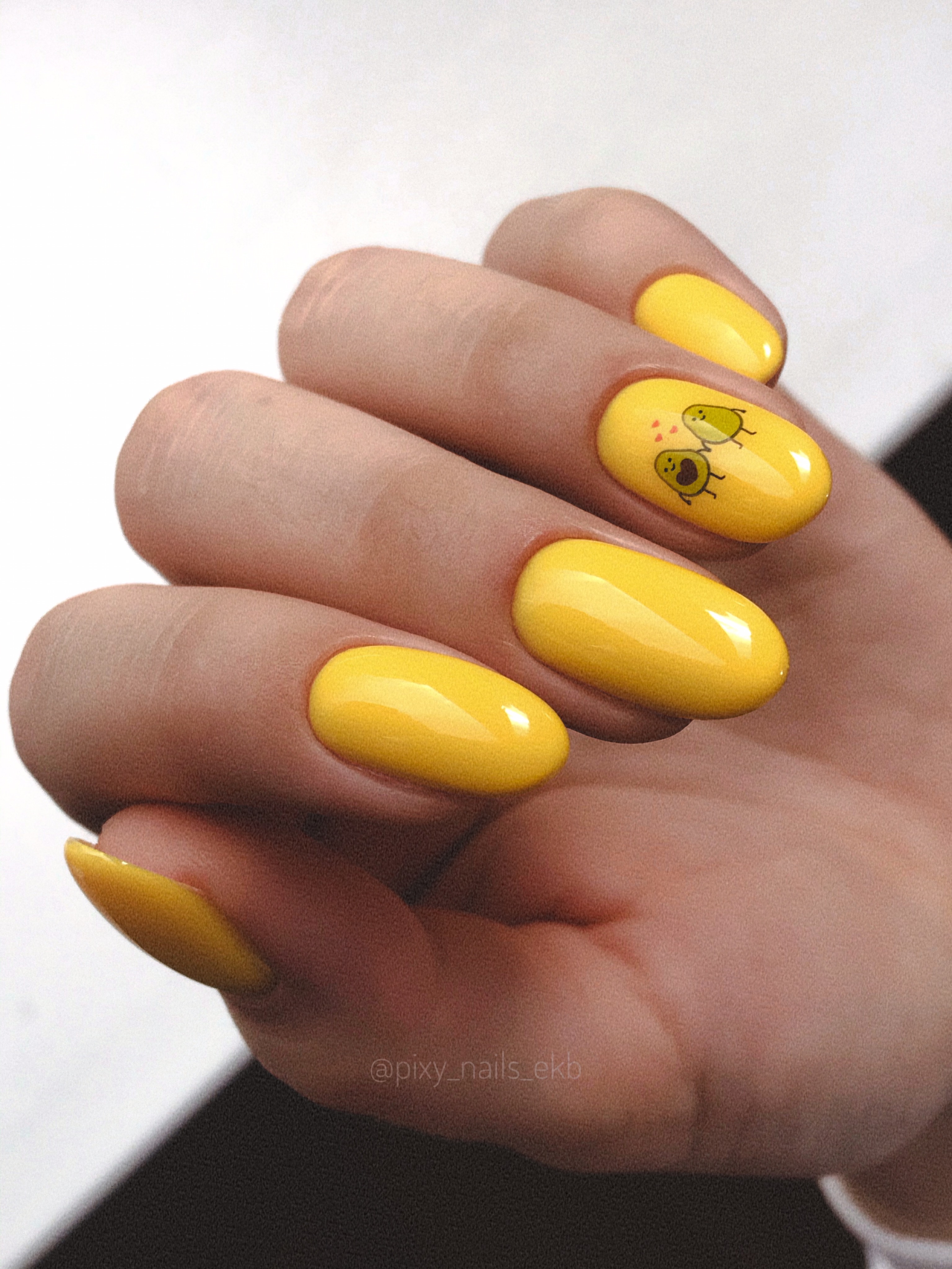 Маникюр с авокадо в желтом цвете на длинные ногти.