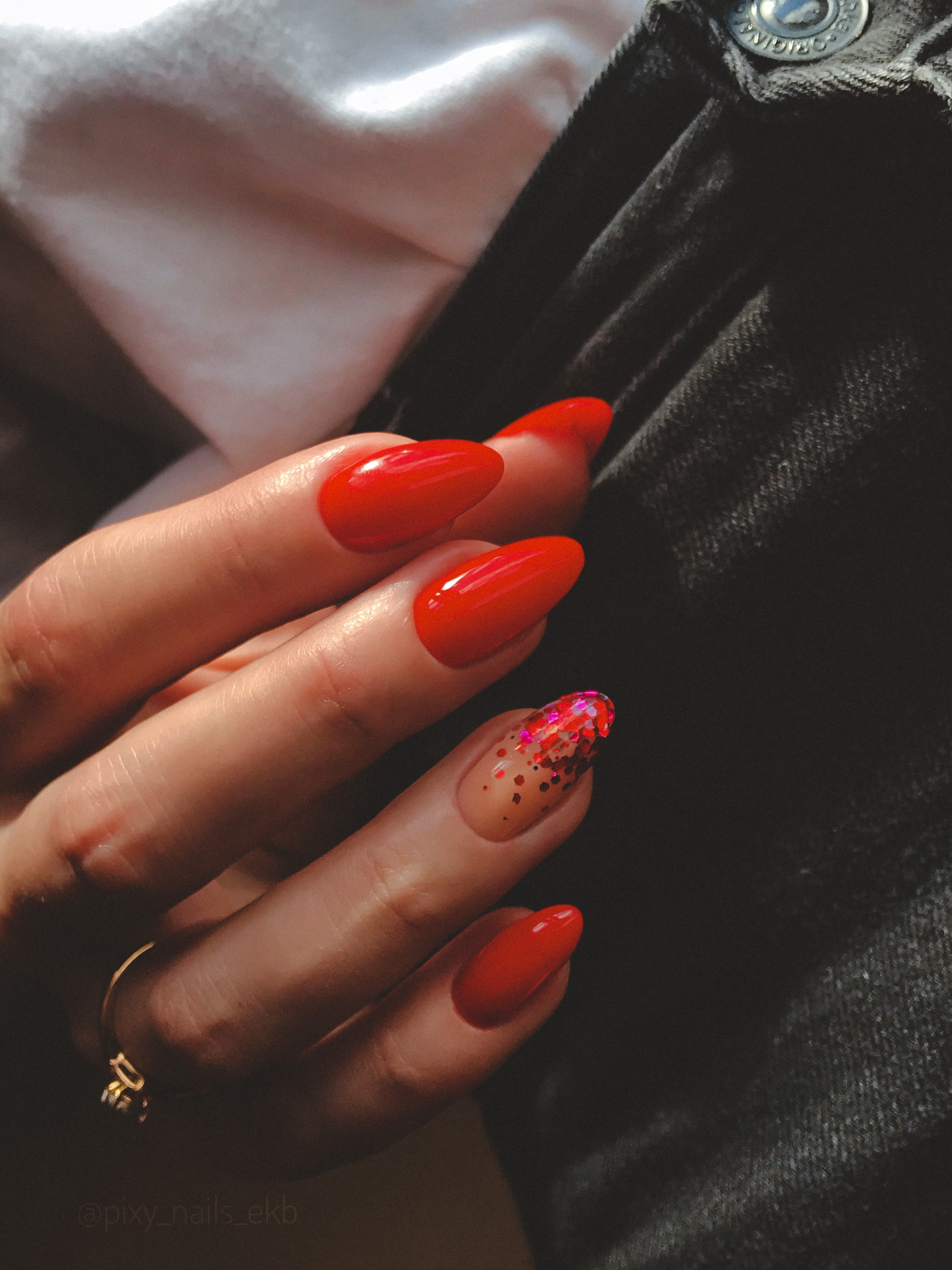 Маникюр с камифубуки в красном цвете на длинные ногти.