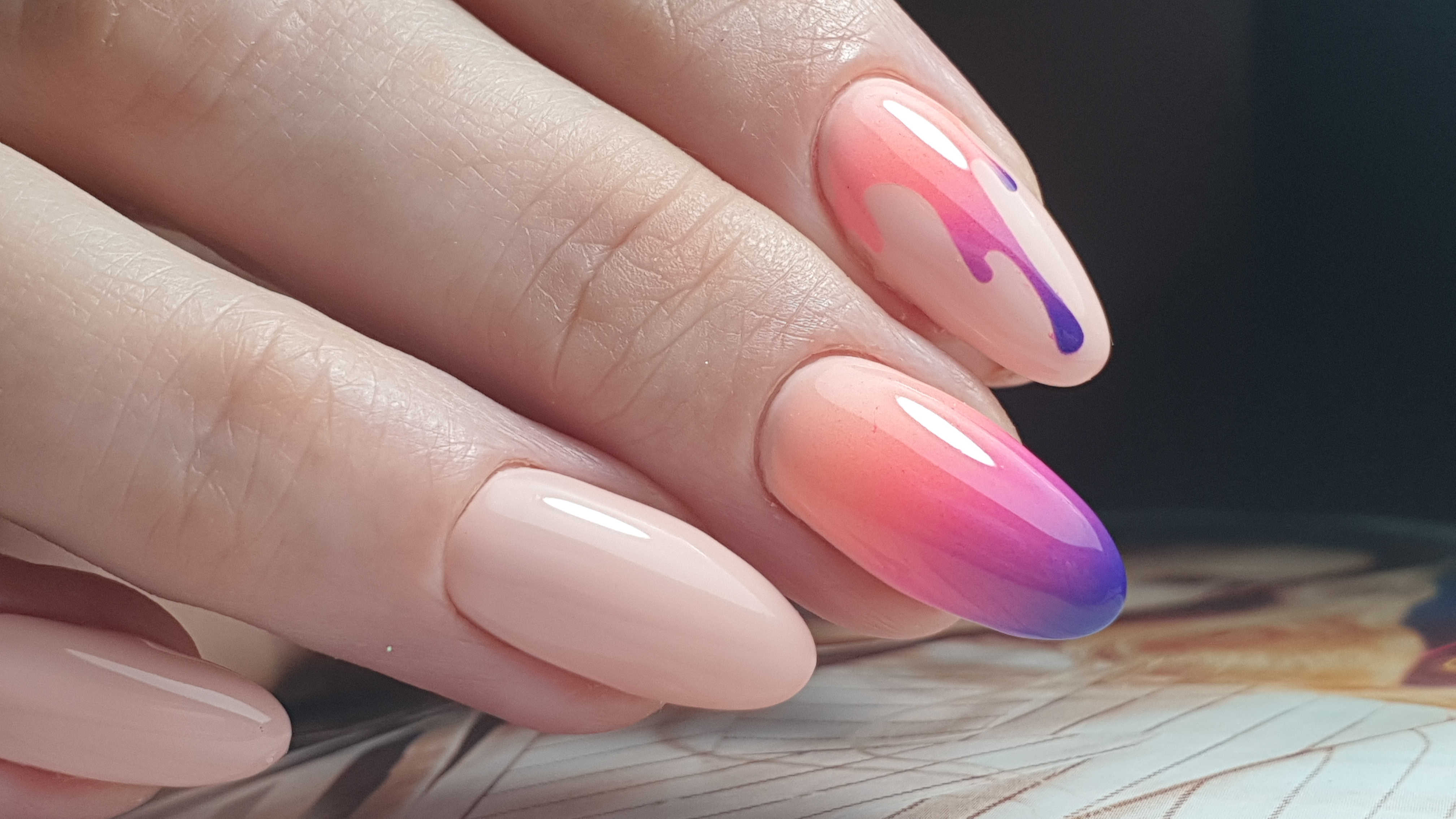 Маникюр с градиентом в персиковом цвете на длинные ногти.
