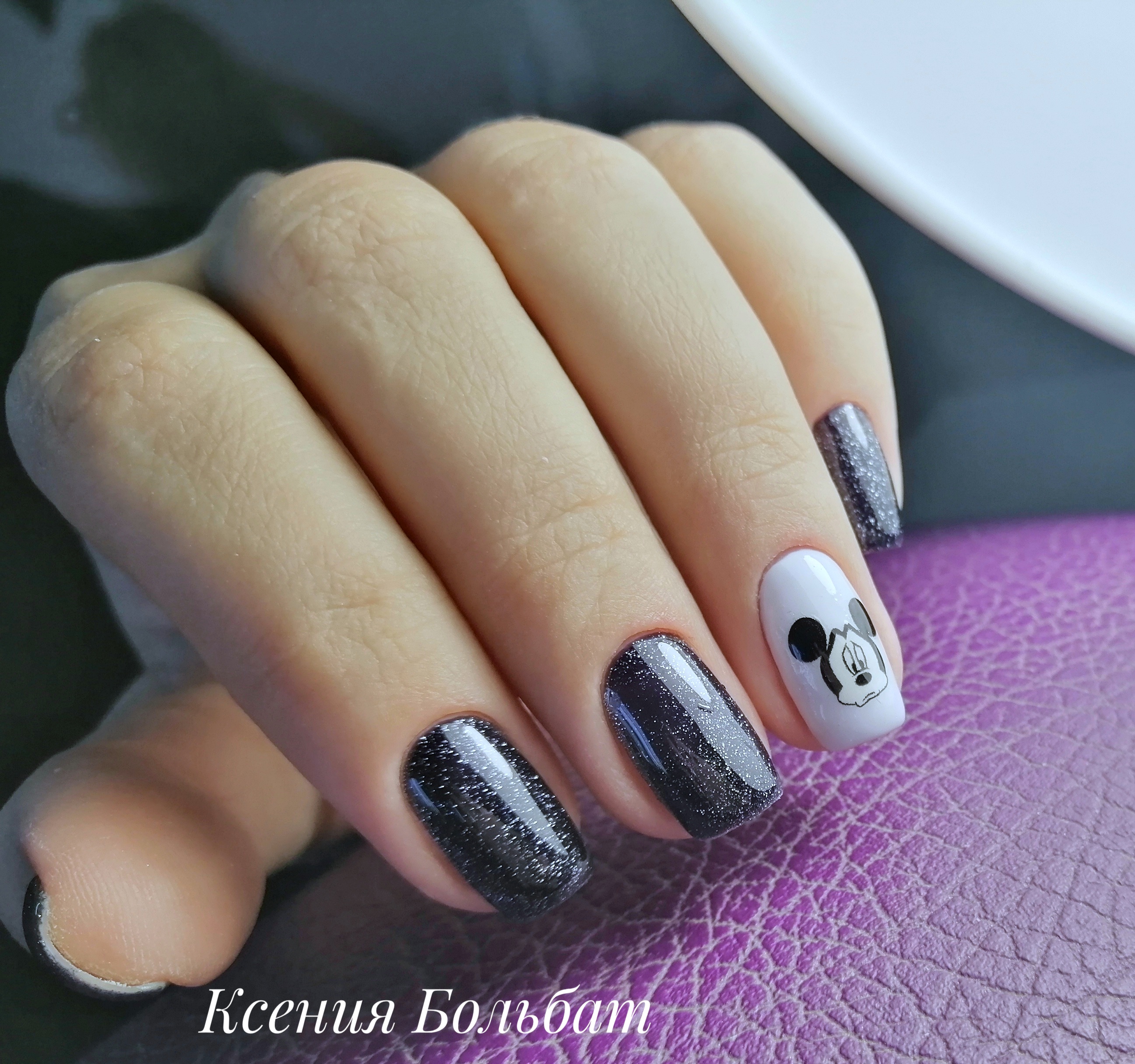 Маникюр с Микки Маусом и блестками в черном цвете на короткие ногти.