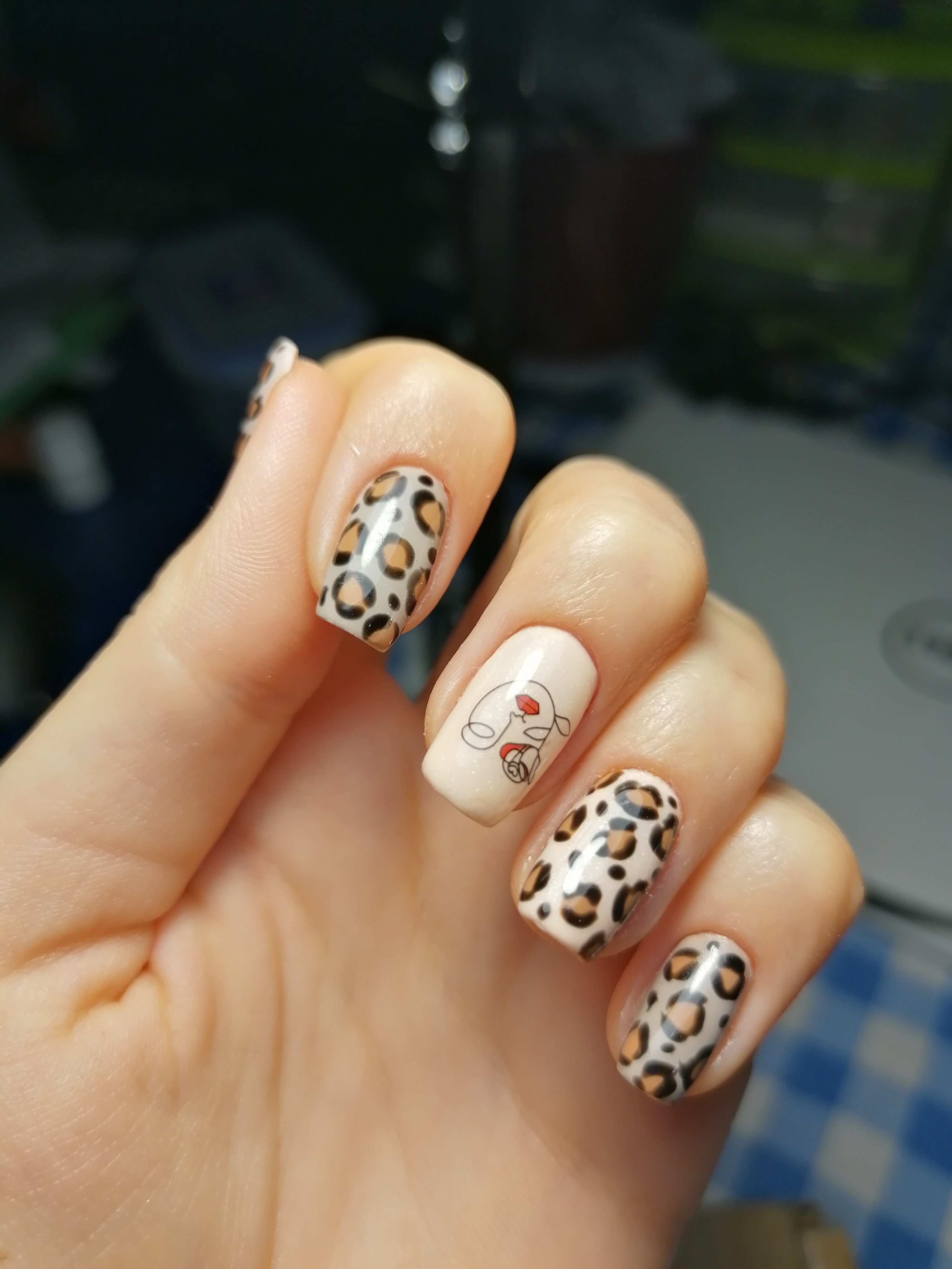 Маникюр с леопардовым принтом в бежевом цвете на короткие ногти.