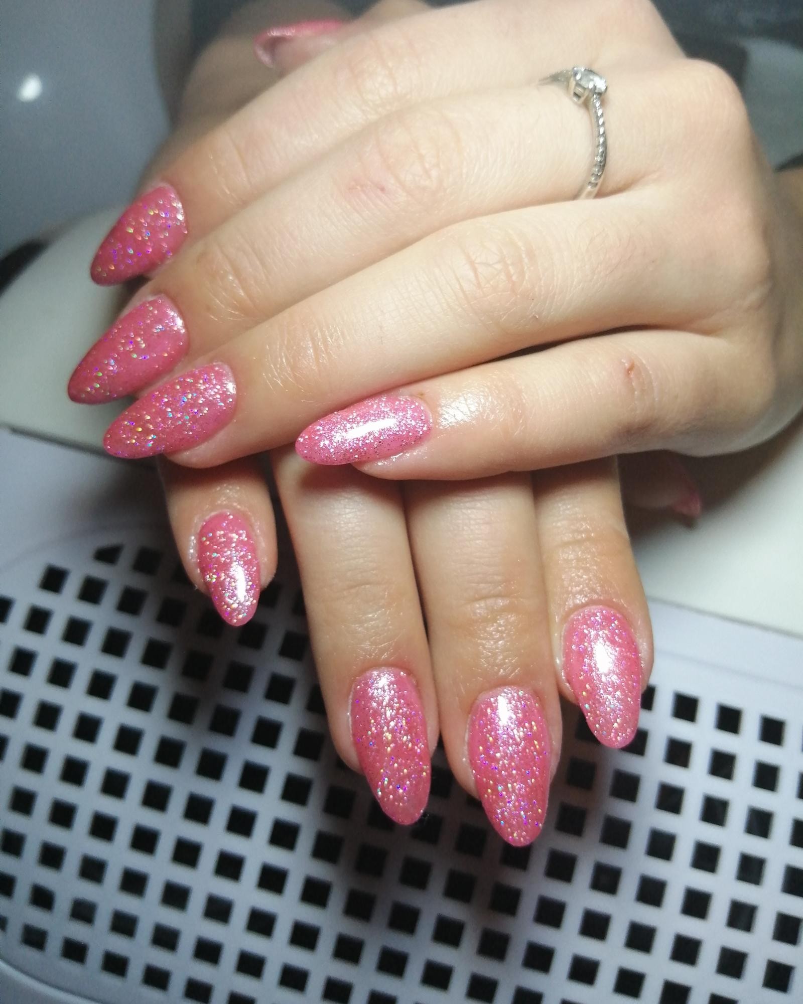 Маникюр с блестками в розовом цвете на длинные ногти.