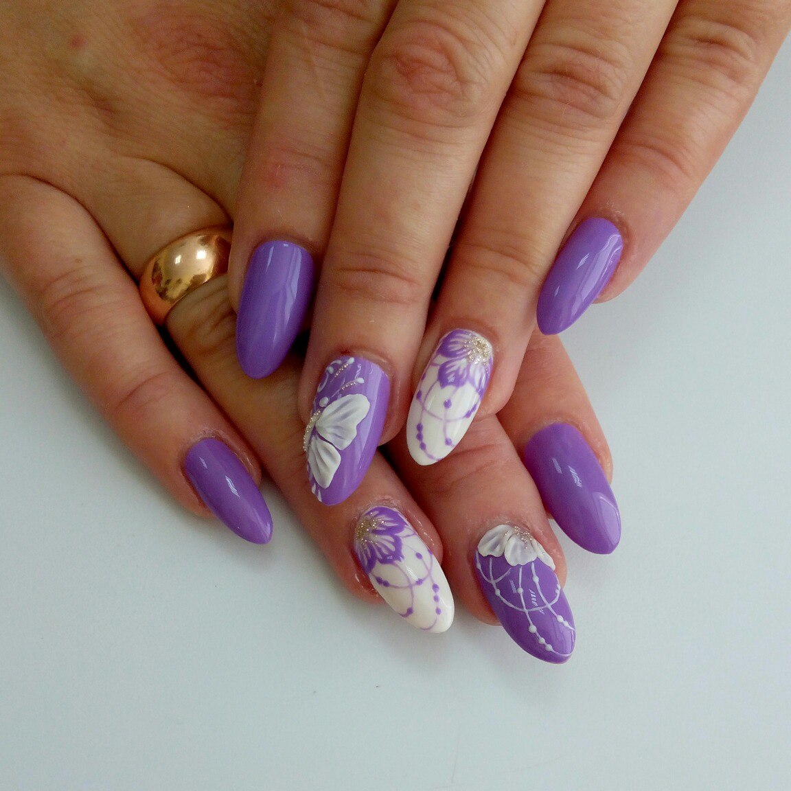 Маникюр с цветочным рисунком и лепкой в фиолетовом цвете на длинные ногти.