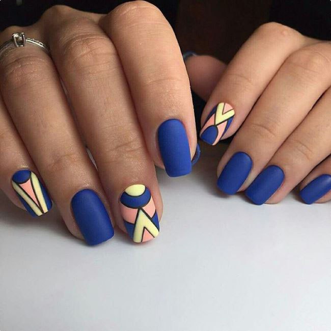 Геометрический матовый маникюр в синем цвете на короткие ногти.