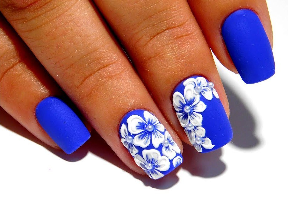Матовый маникюр с цветочным рисунком и стразами в синем цвете на короткие ногти.