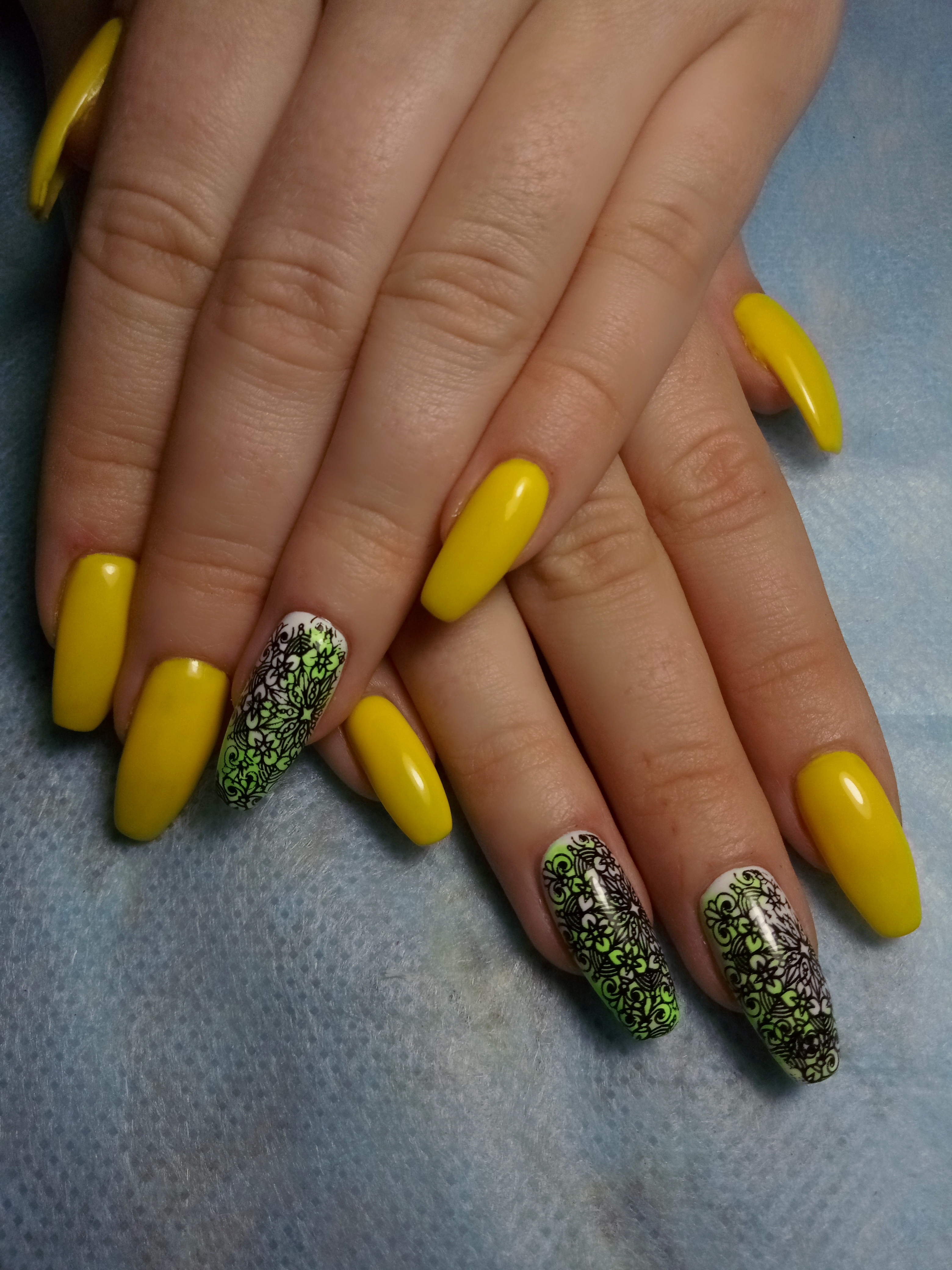 Маникюр с цветочными слайдерами в желтом цвете на длинные ногти.