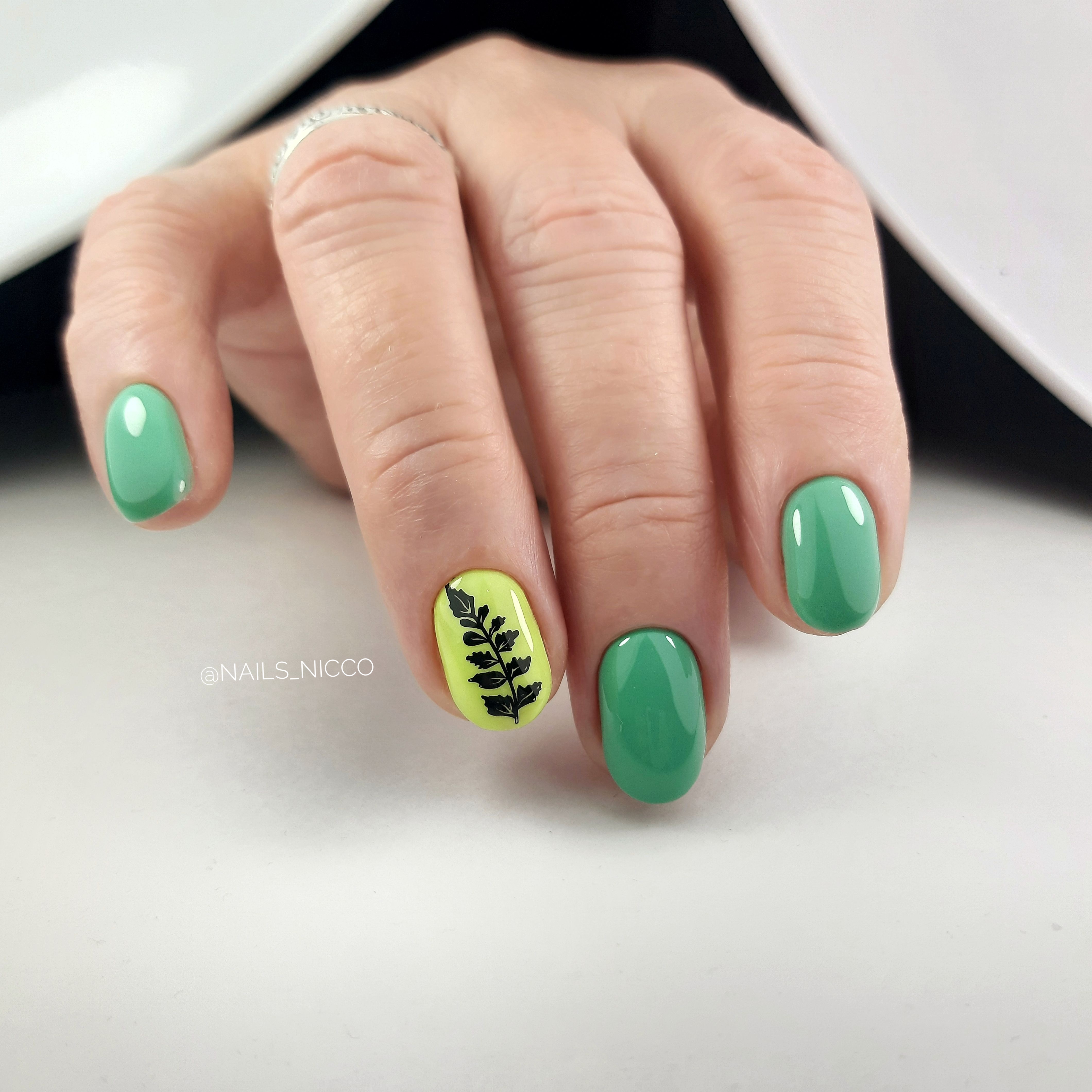 Маникюр с растительным слайдером в зеленом цвете на короткие ногти.