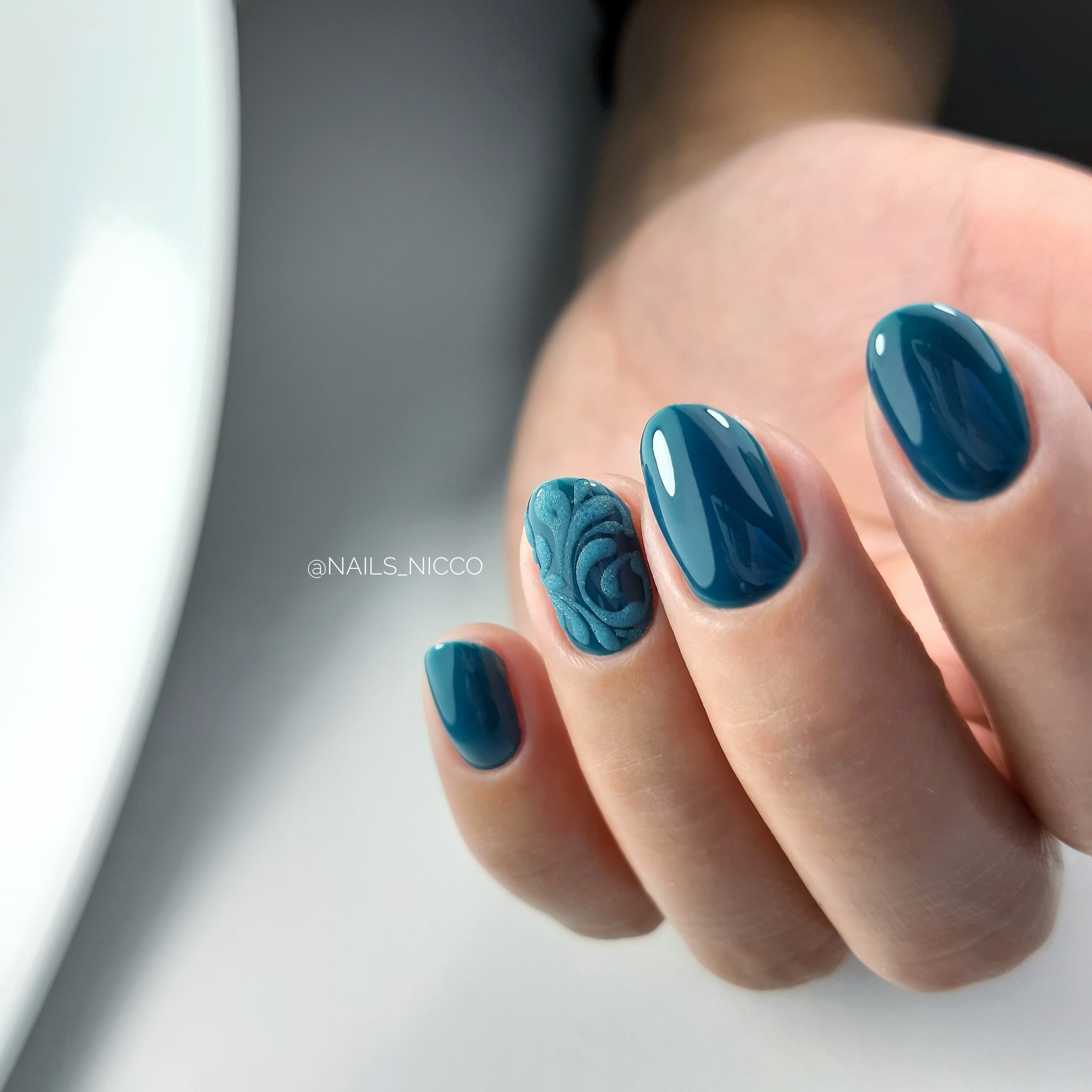 Маникюр с песочным дизайном в синем цвете на короткие ногти.