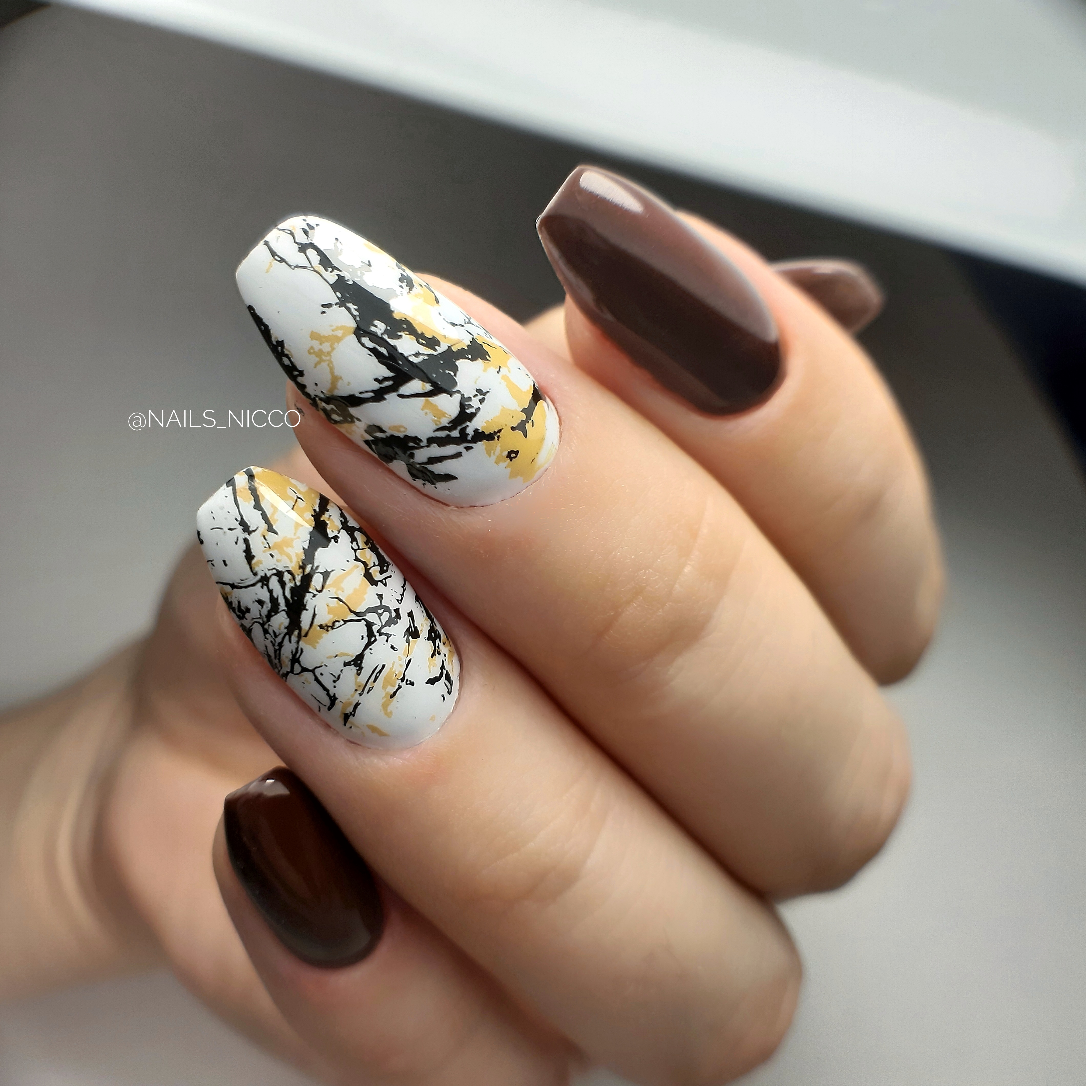 Маникюр с абстрактным рисунком в шоколадном цвете на длинные ногти.