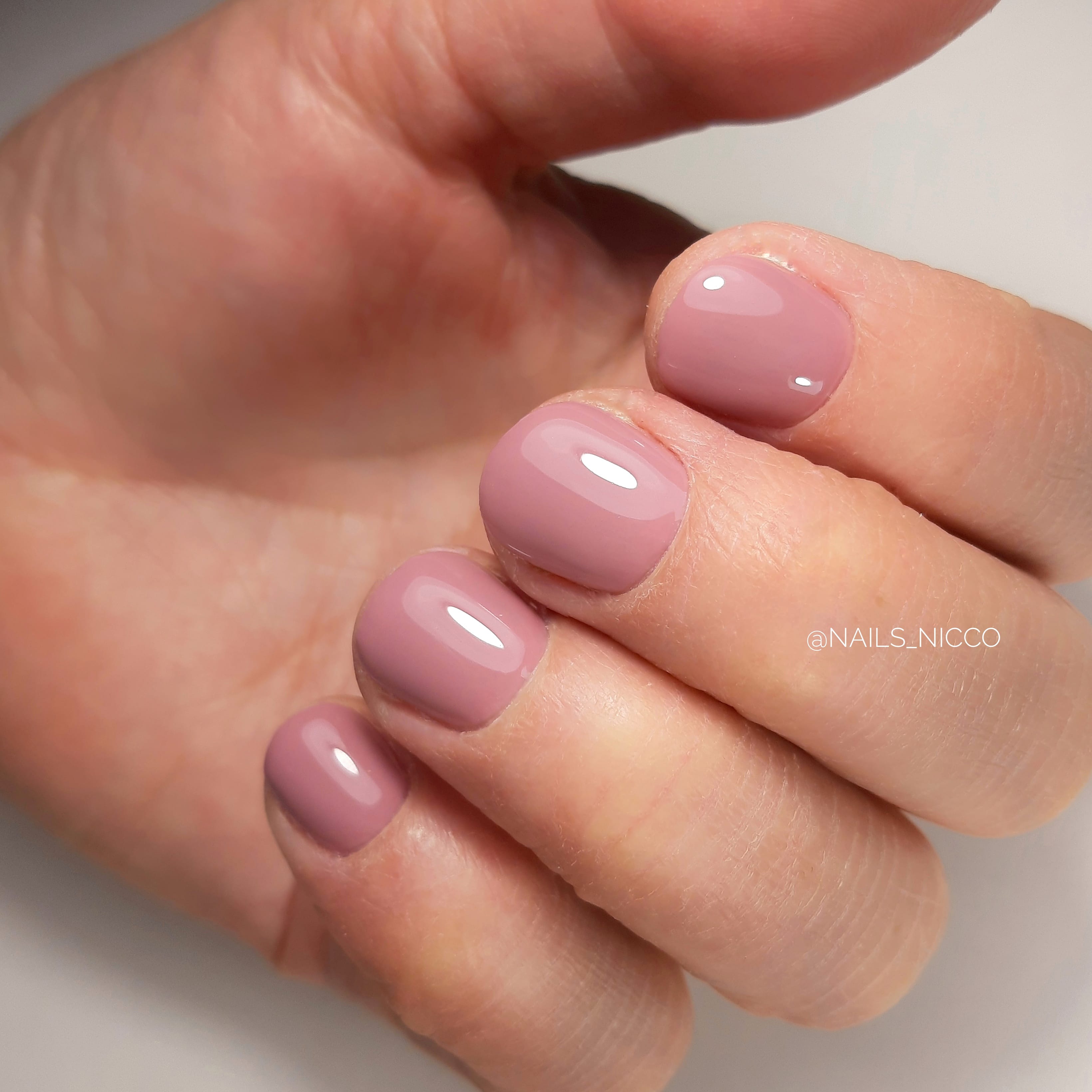 Маникюр в розовом цвете на короткие ногти.