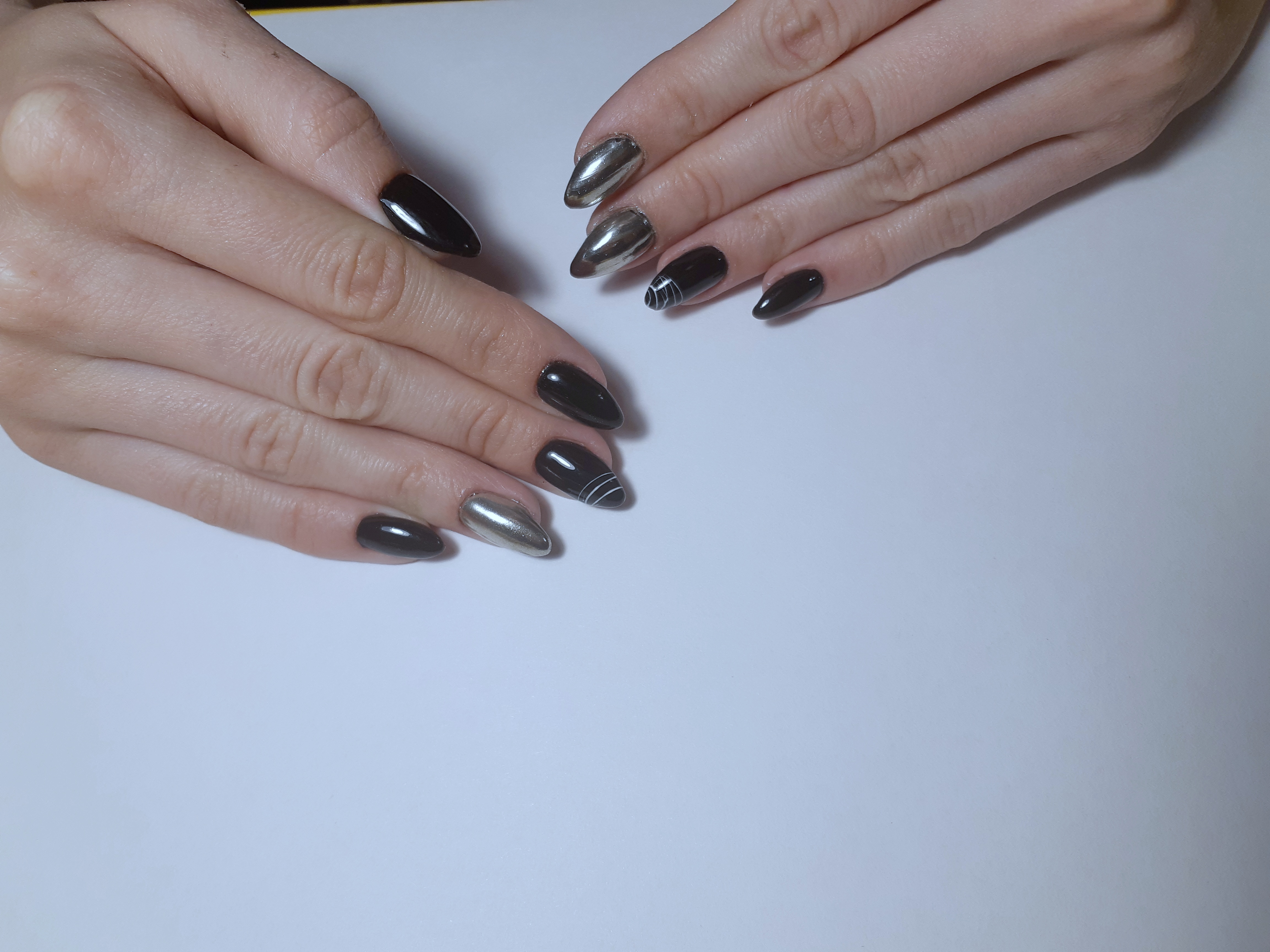 Маникюр с серебряной втиркой и паутинкой в черном цвете на длинные ногти.