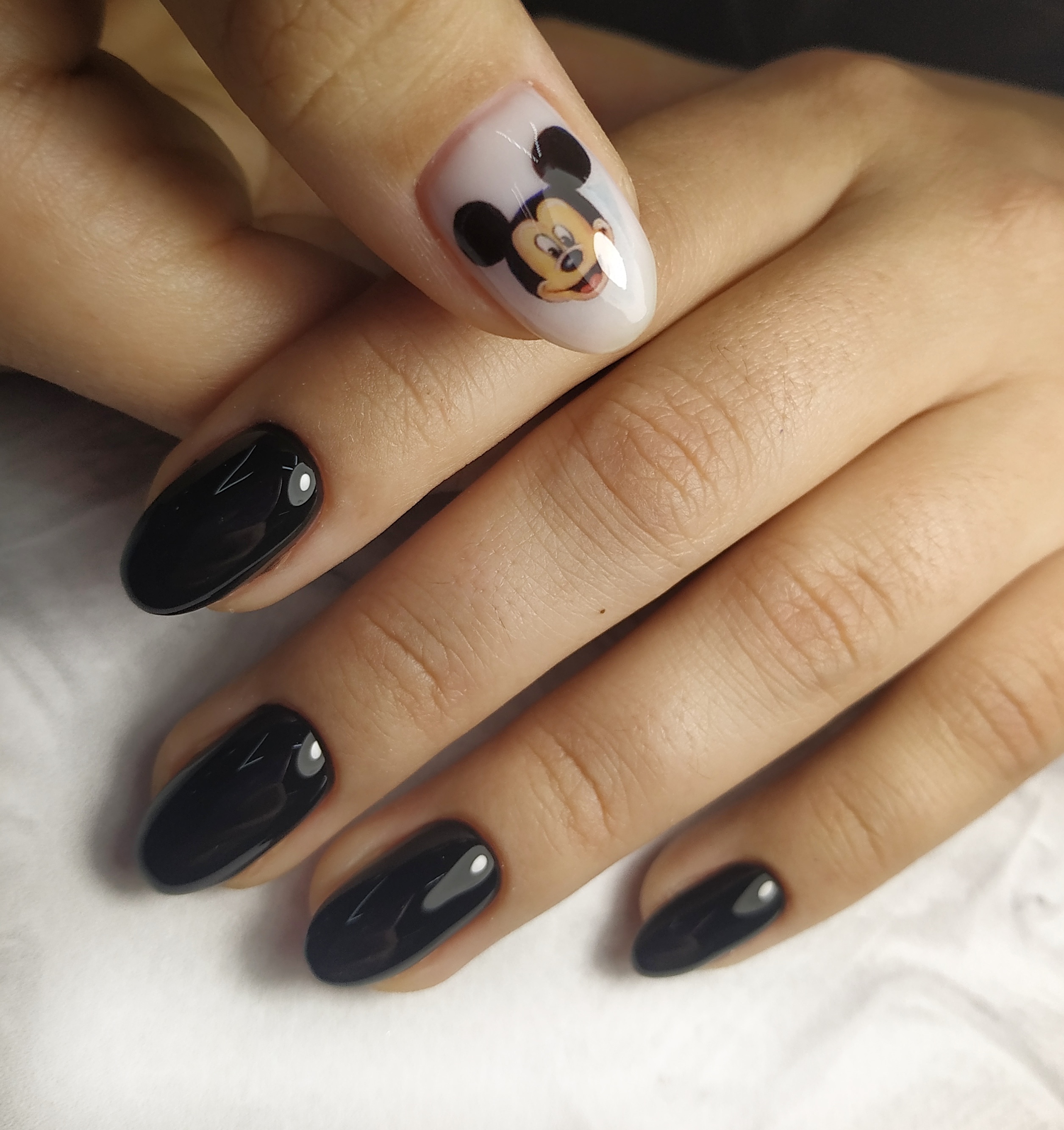 Маникюр с мультяшным слайдером Микки Маус в черном цвете.