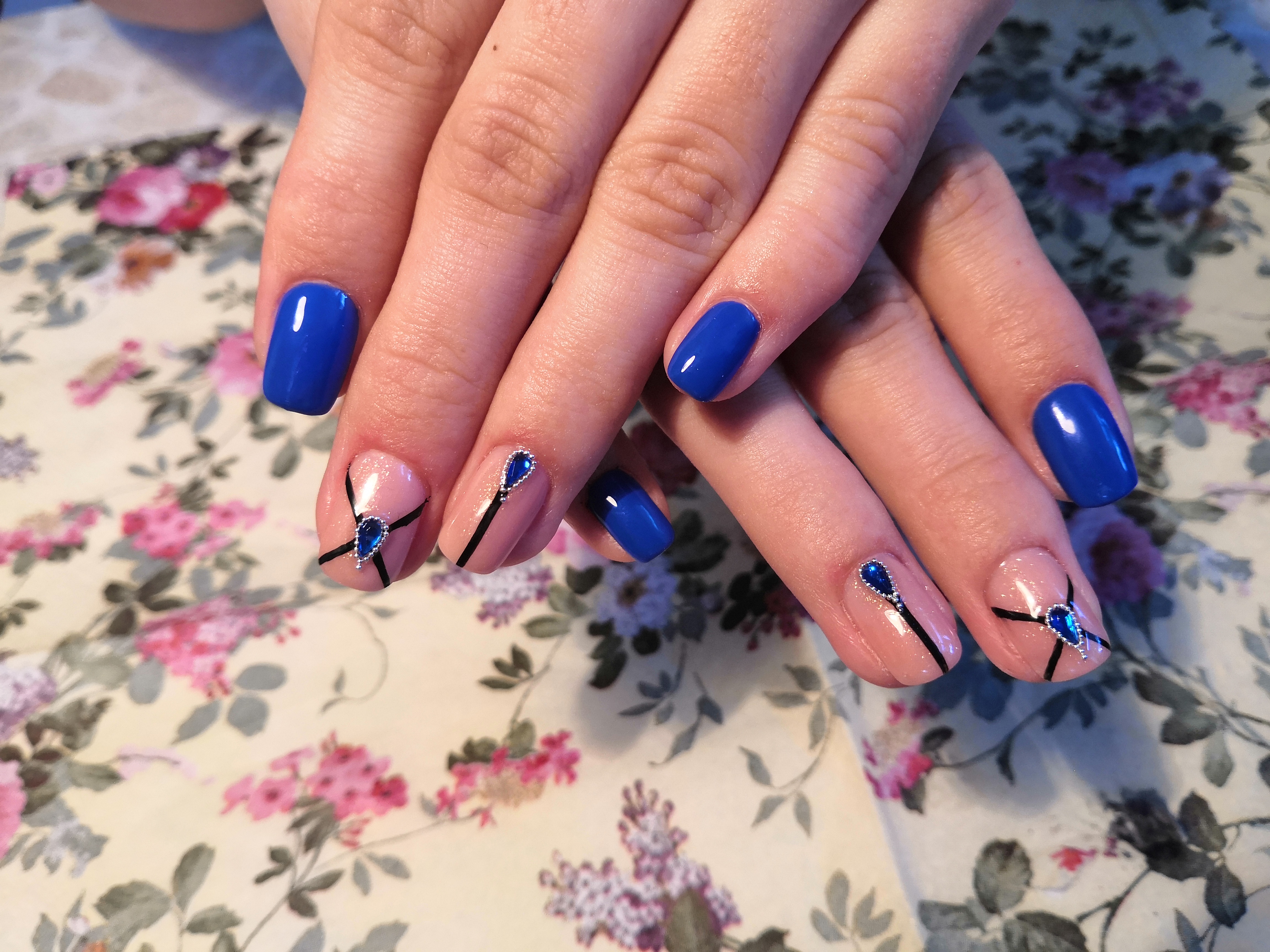 Маникюр с полосками и стразами в синем цвете на короткие ногти.