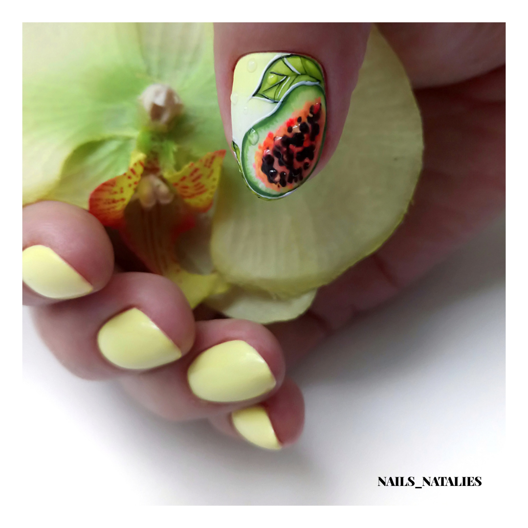 Маникюр с фруктовым рисунком в желтом цвете на короткие ногти.