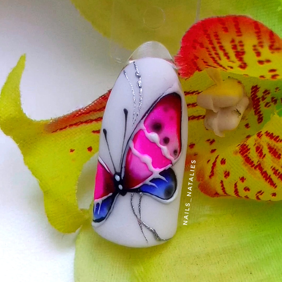 Цветной маникюр с бабочкой.