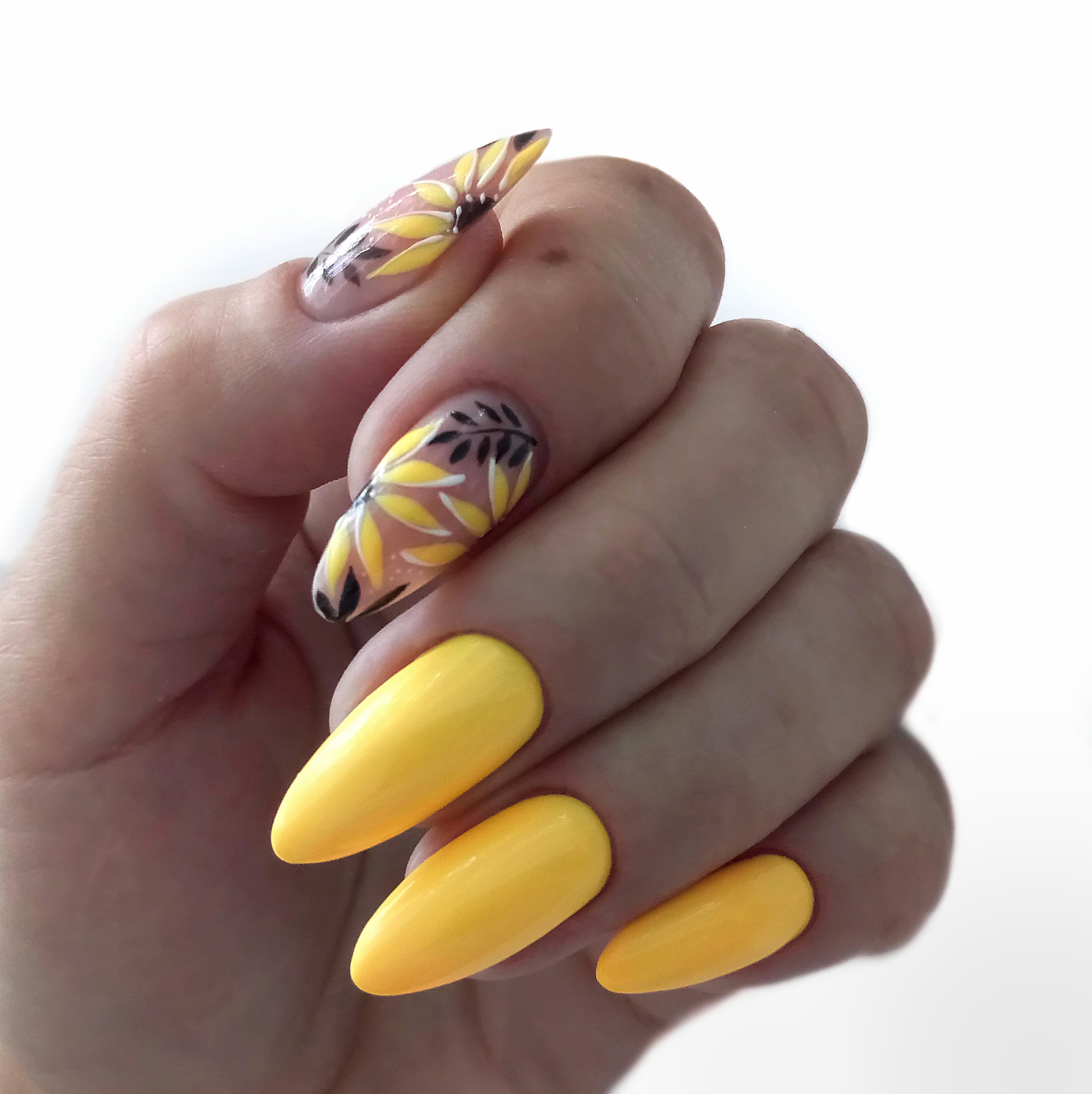 Маникюр с цветочным рисунком в желтом цвете на длинные ногти.