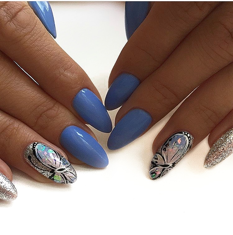 Маникюр с рисунком "бабочка" и серебряными блестками в голубом цвете.