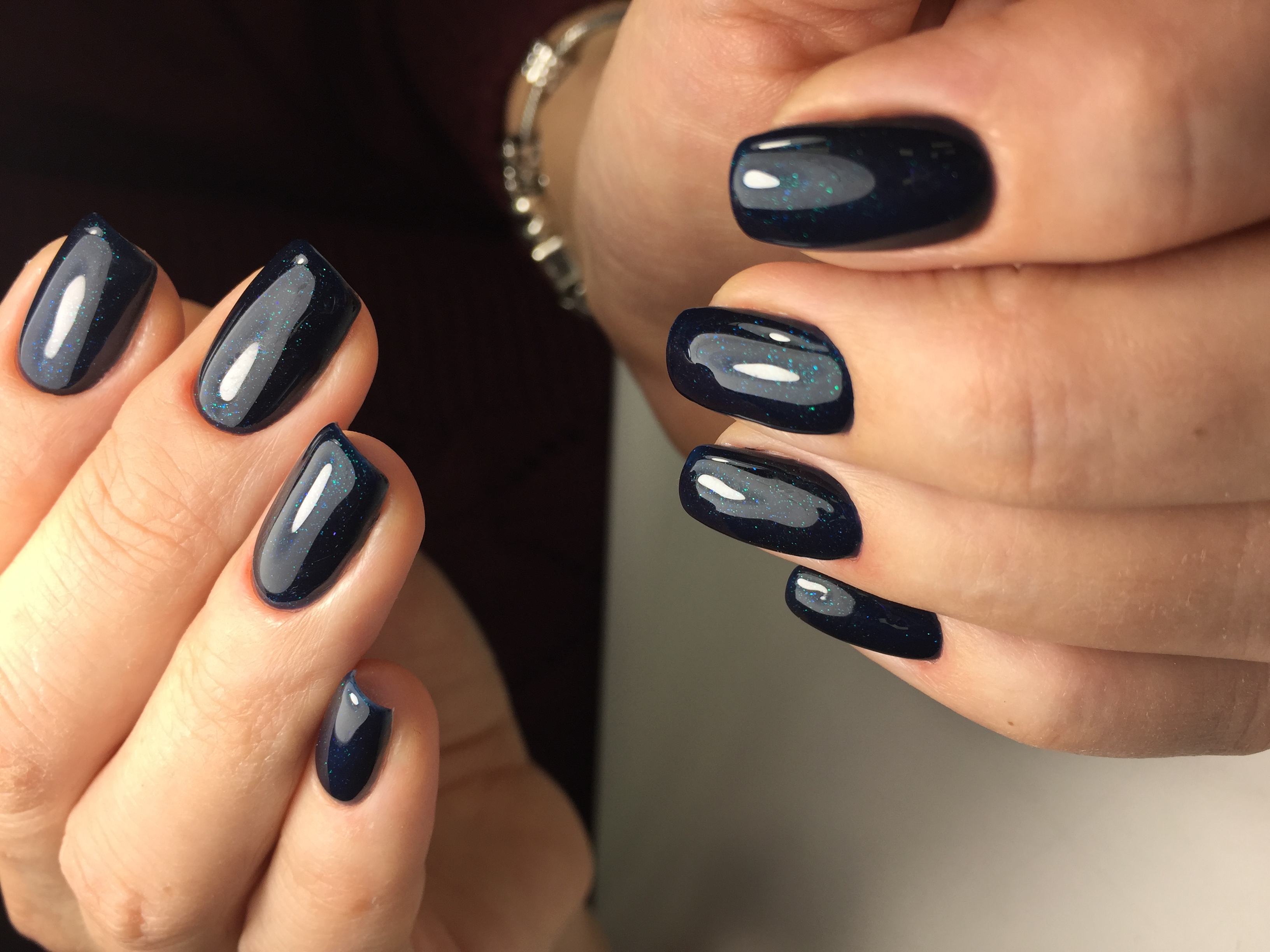 Маникюр с блестками в темно-синем цвете на короткие ногти.